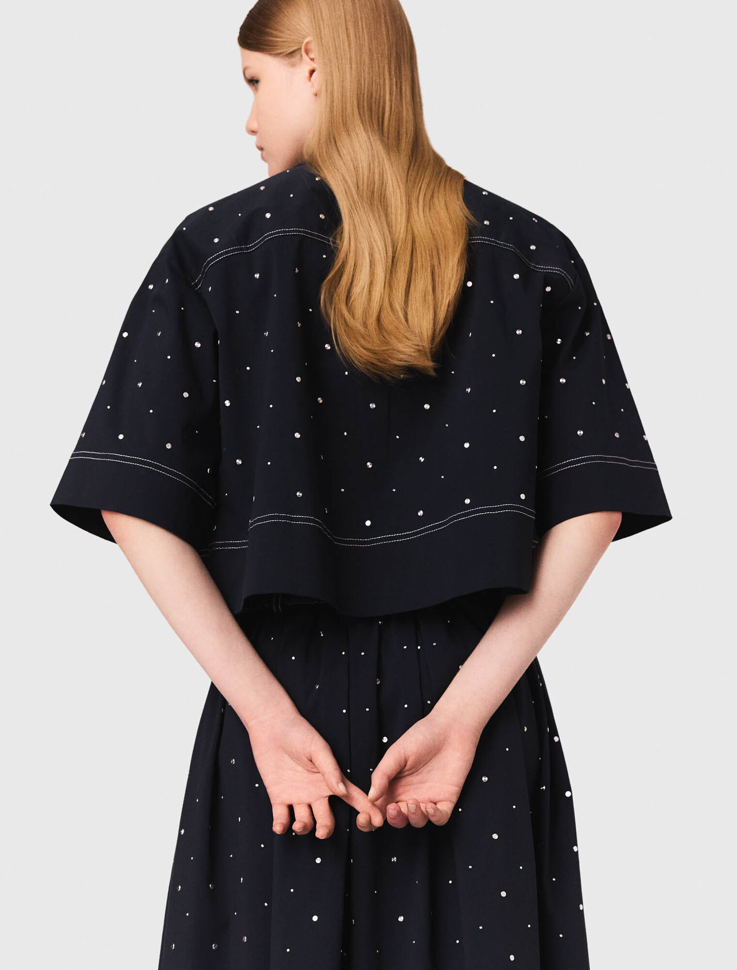 Chemise cropped ornée de clous