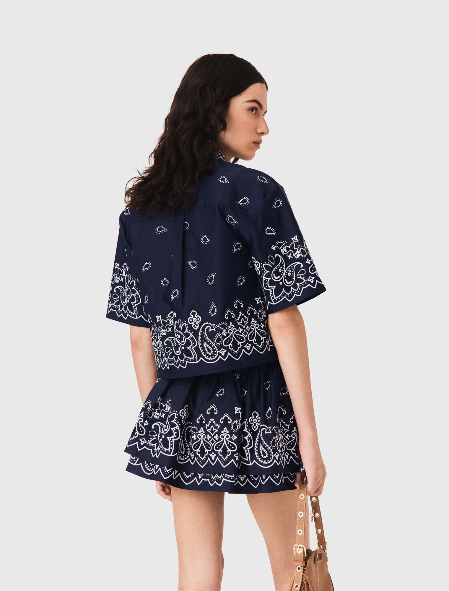 Chemise courte brod&eacute;e en taffetas
