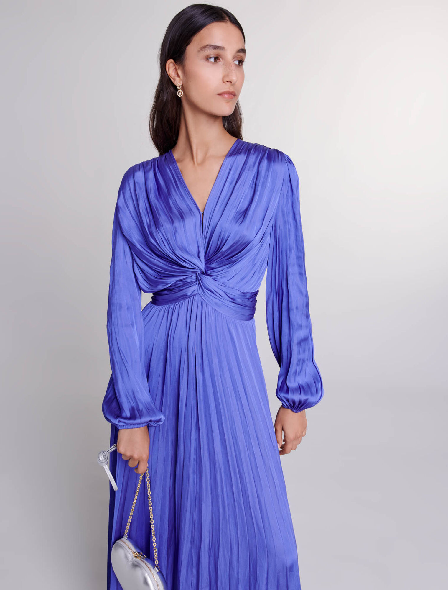Robe longue satinée drapée