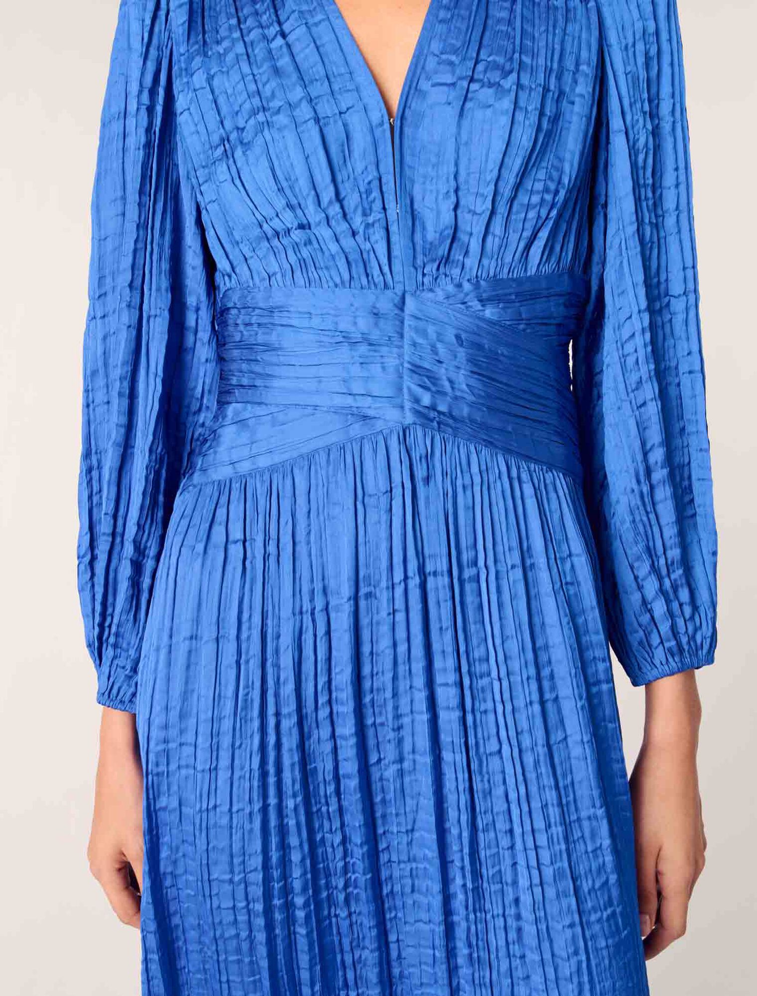 Robe longue satinée plissée