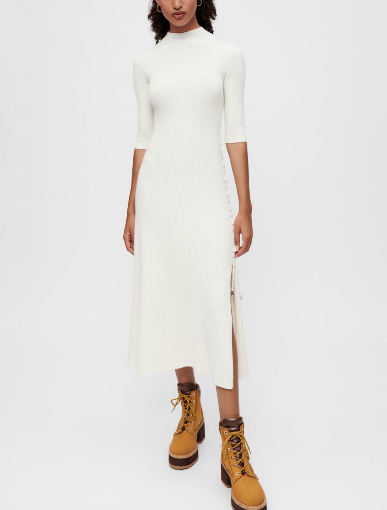 Robe en maille à côtes et œillets dorés