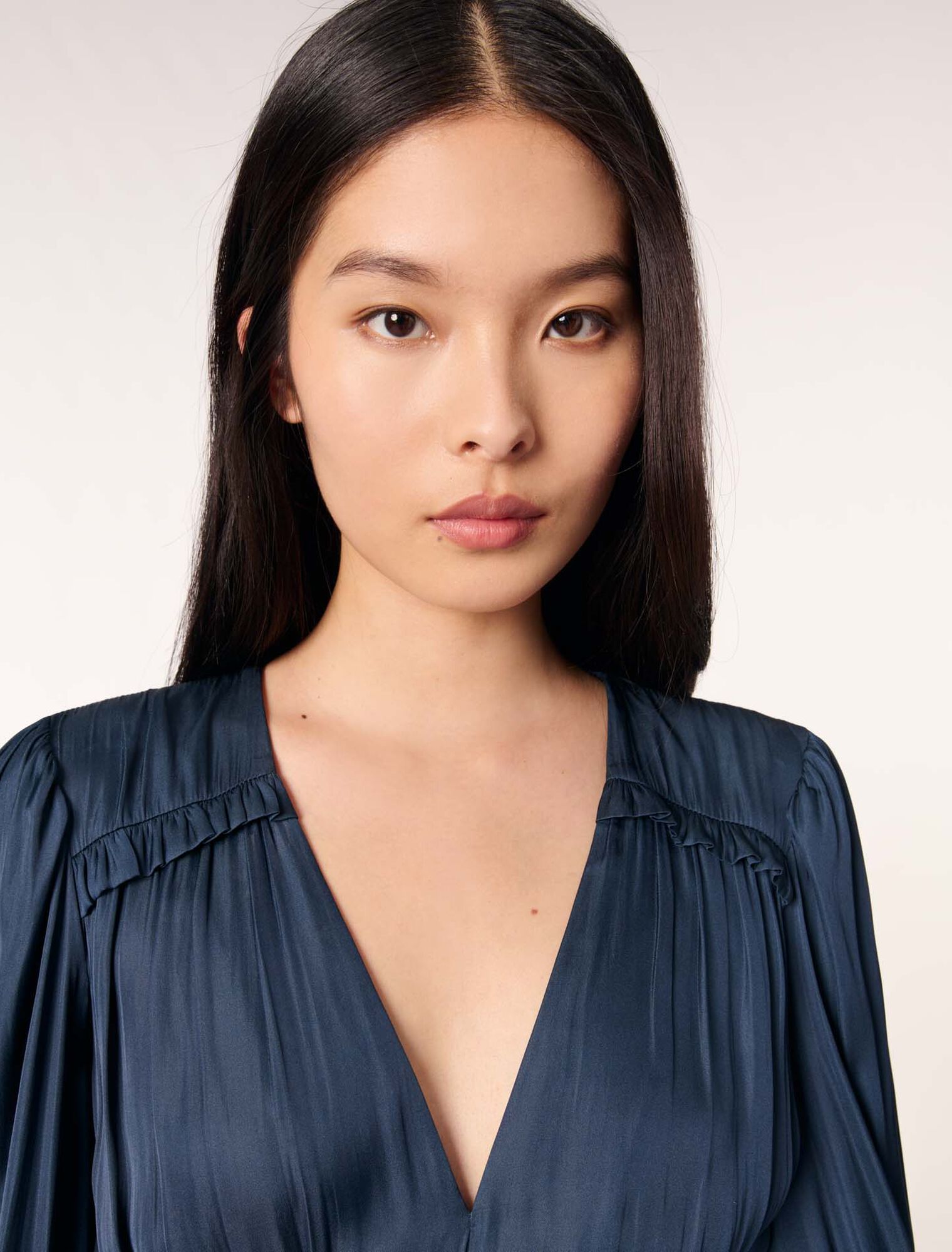 Robe courte satinée à volants