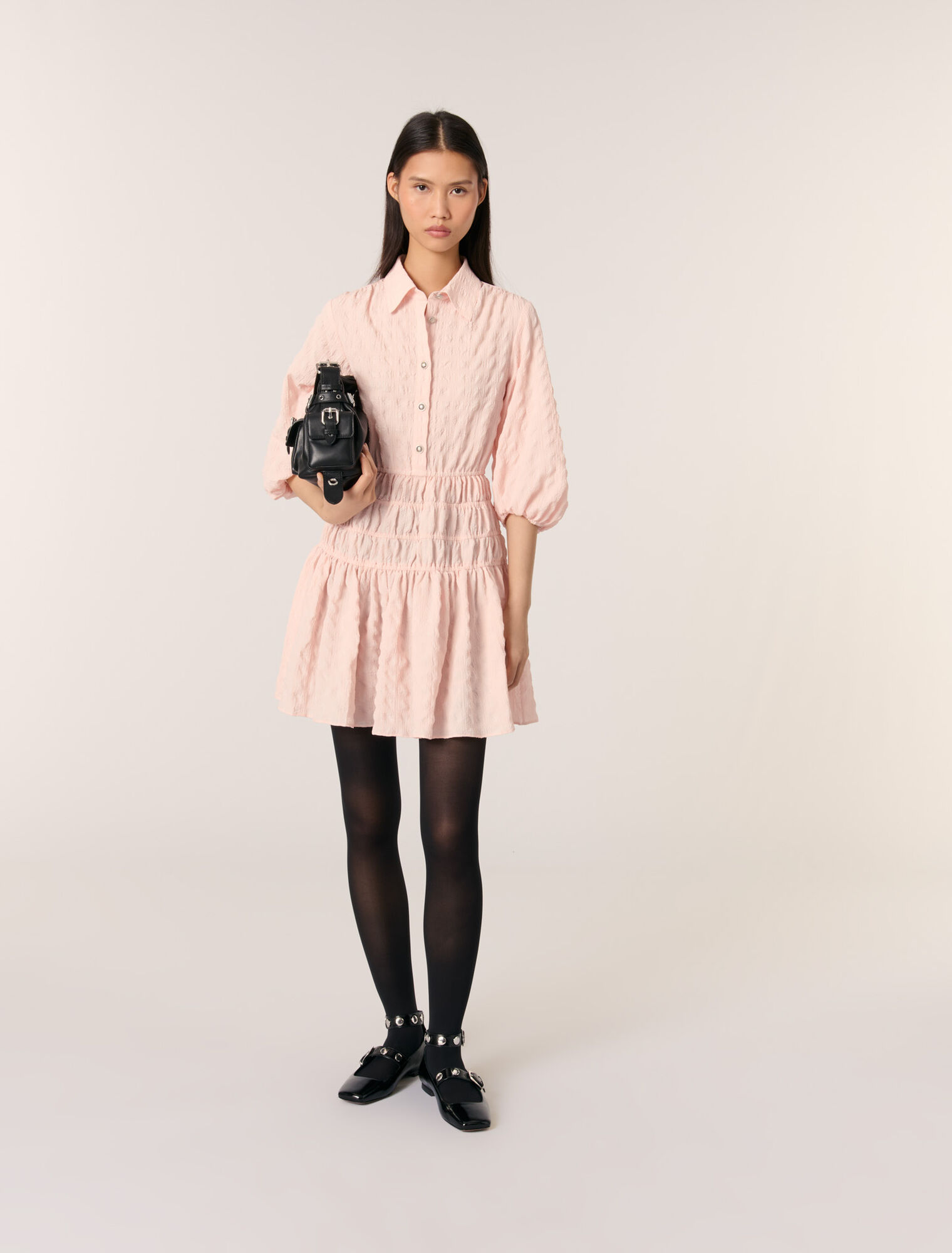 Robe courte plissée satinée 