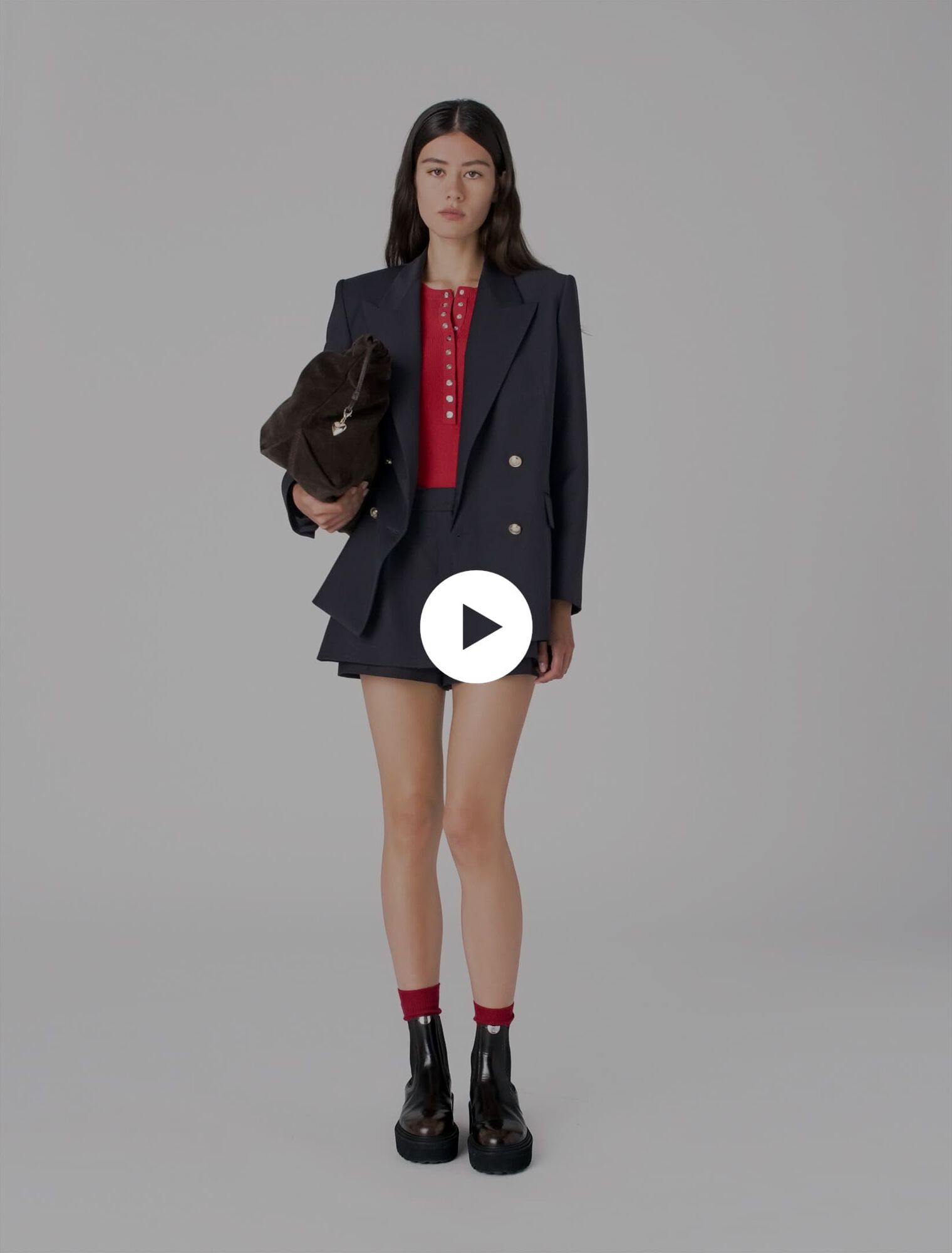 Veste tailleur à boutons dorés