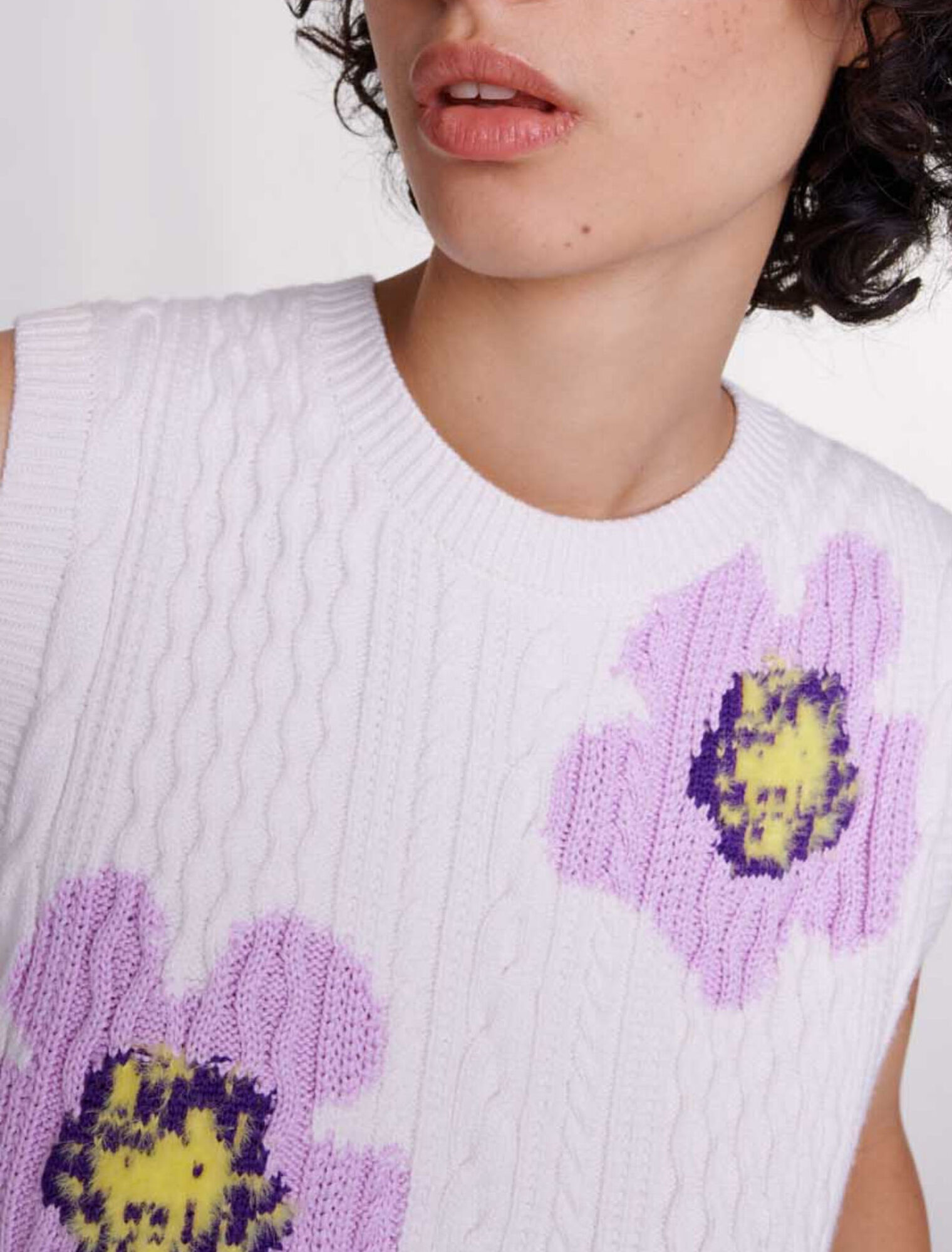 Pull sans manches orn&eacute; de fleurs