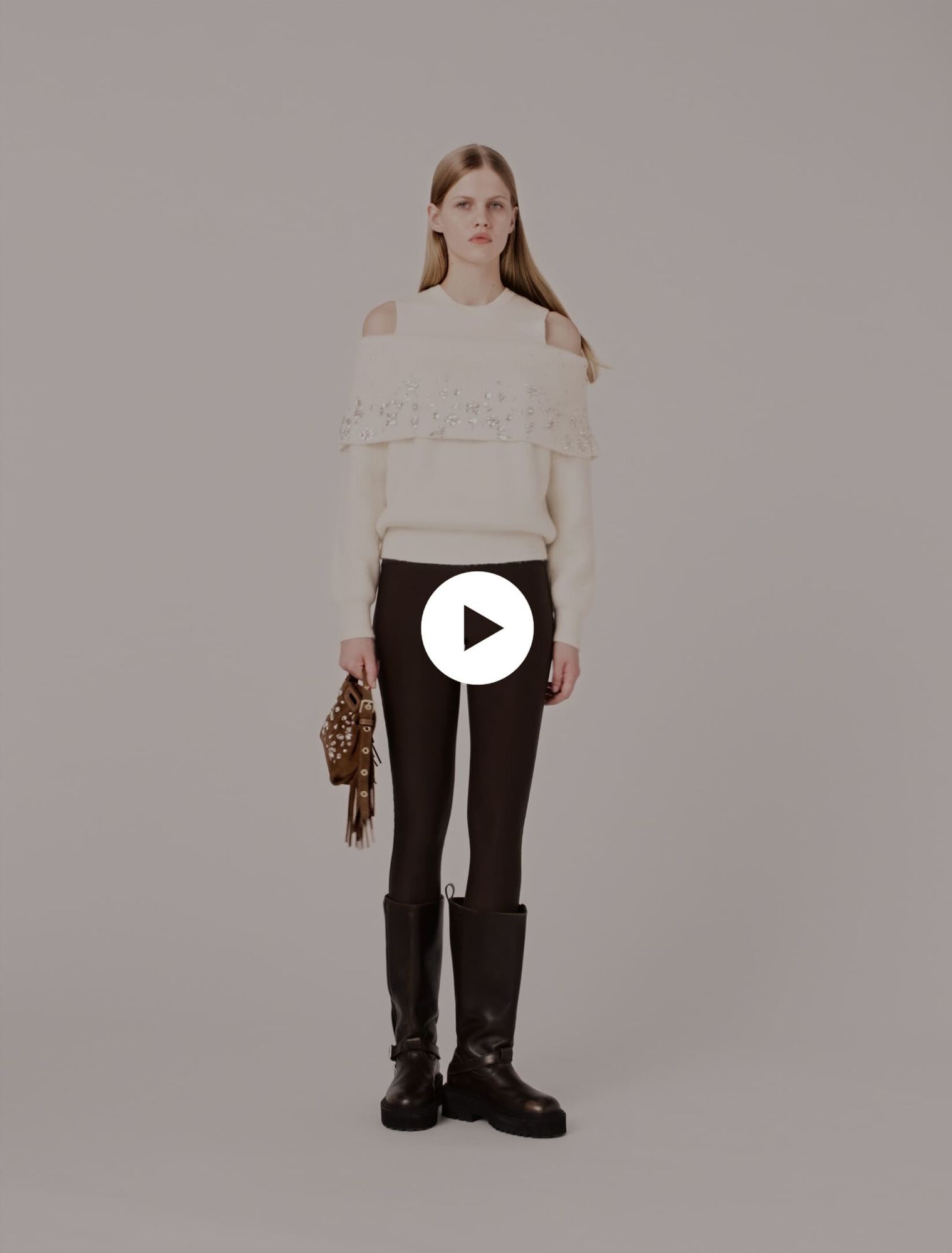 Pull épaules dénudées avec bijoux