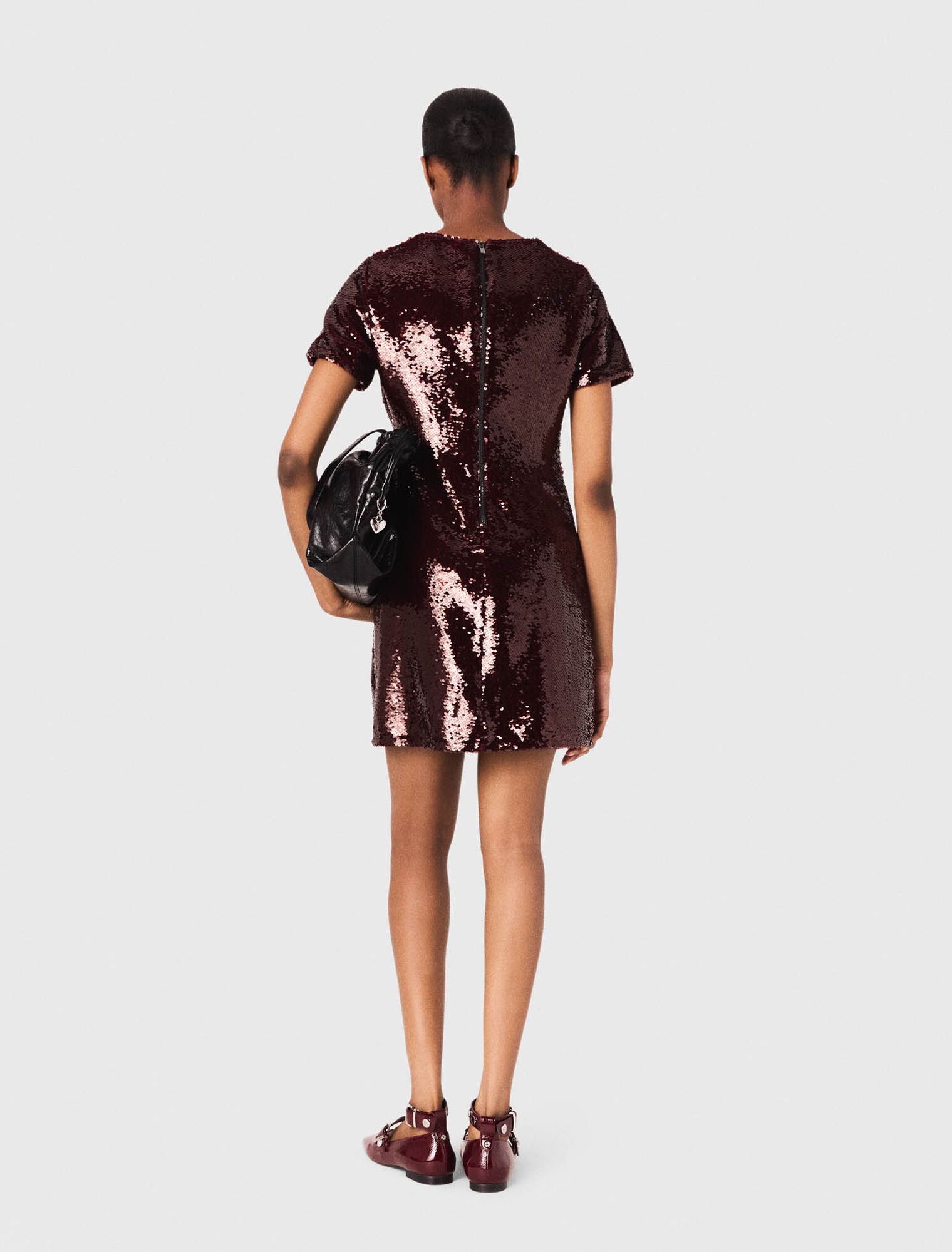 Robe courte brodée de sequins