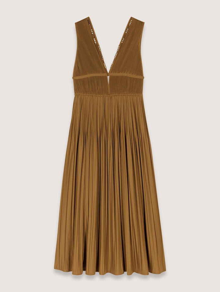 Robe plissée et décolleté bijoux