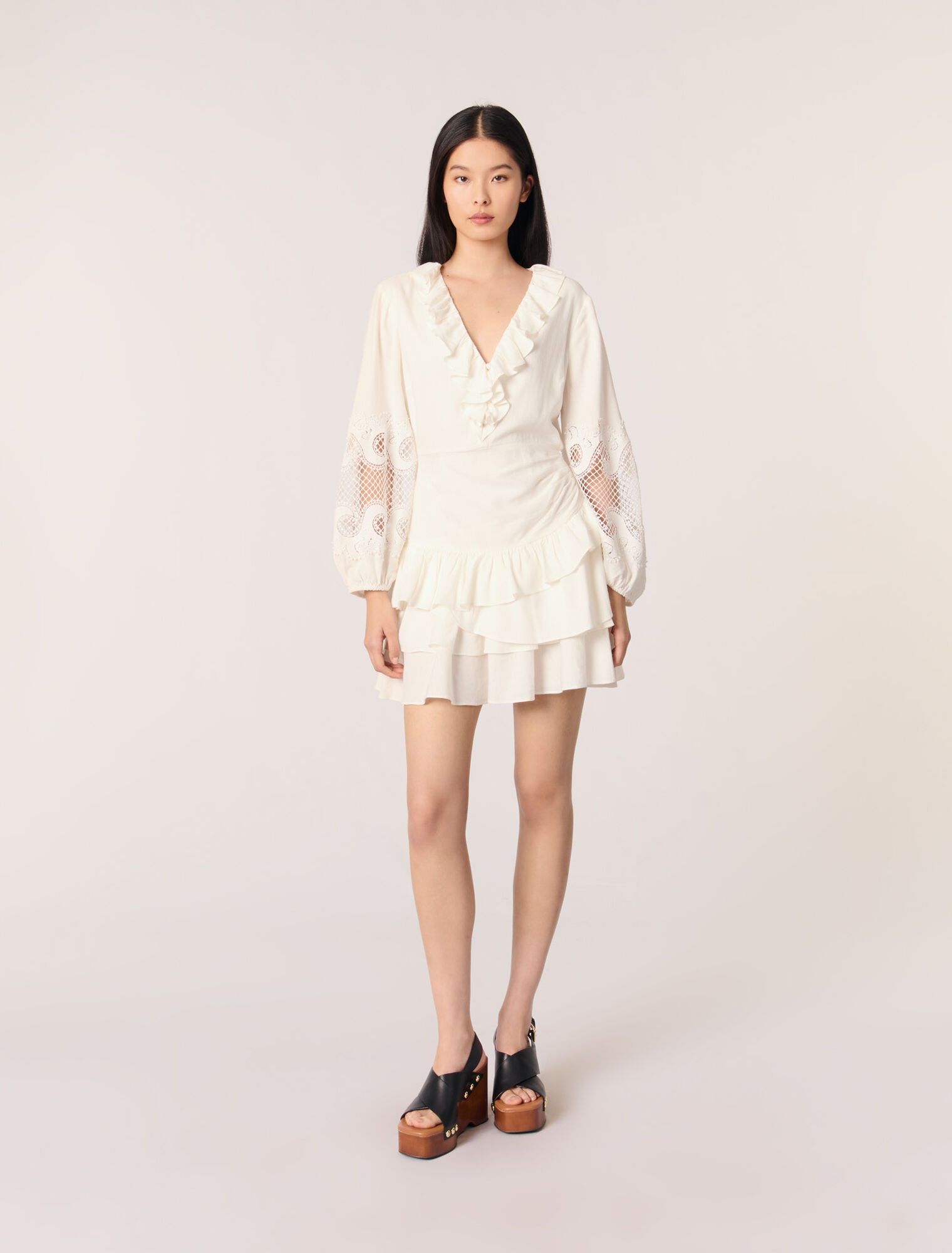 Robe à volants et manches brodées