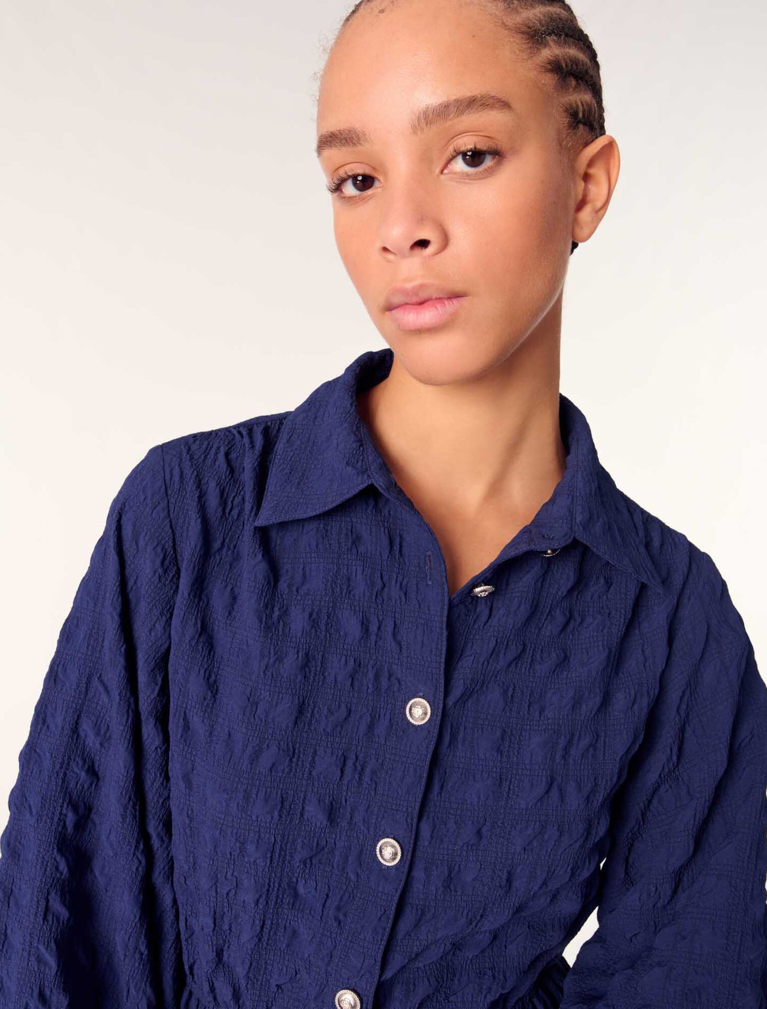 Robe courte plissée satinée 