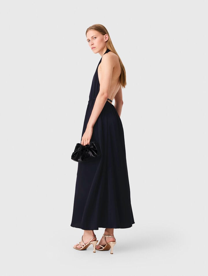 Robe longue pliss&eacute;e dos nu