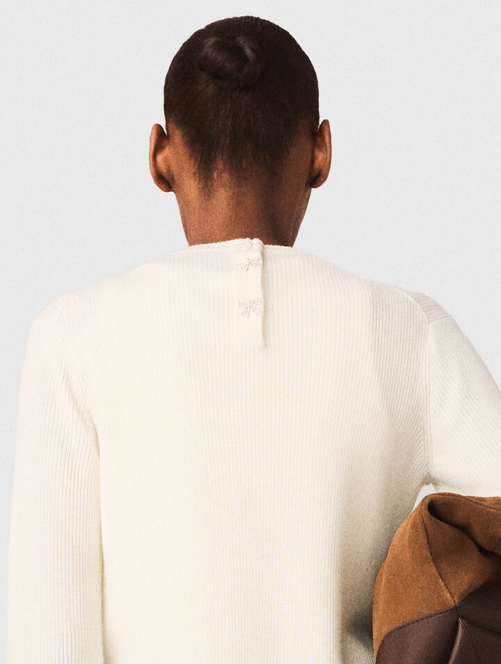 Pull avec boutons bijoux