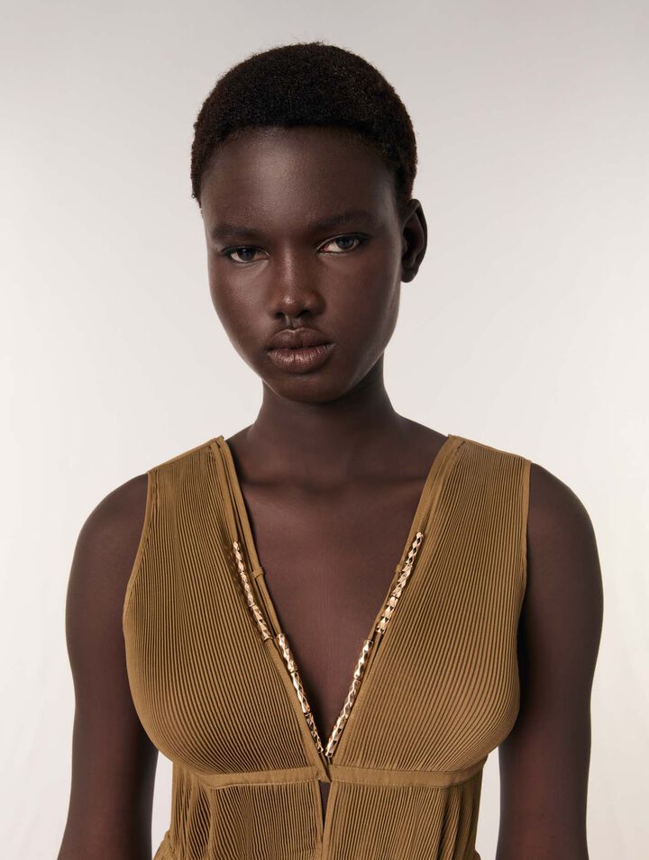 Robe plissée et décolleté bijoux