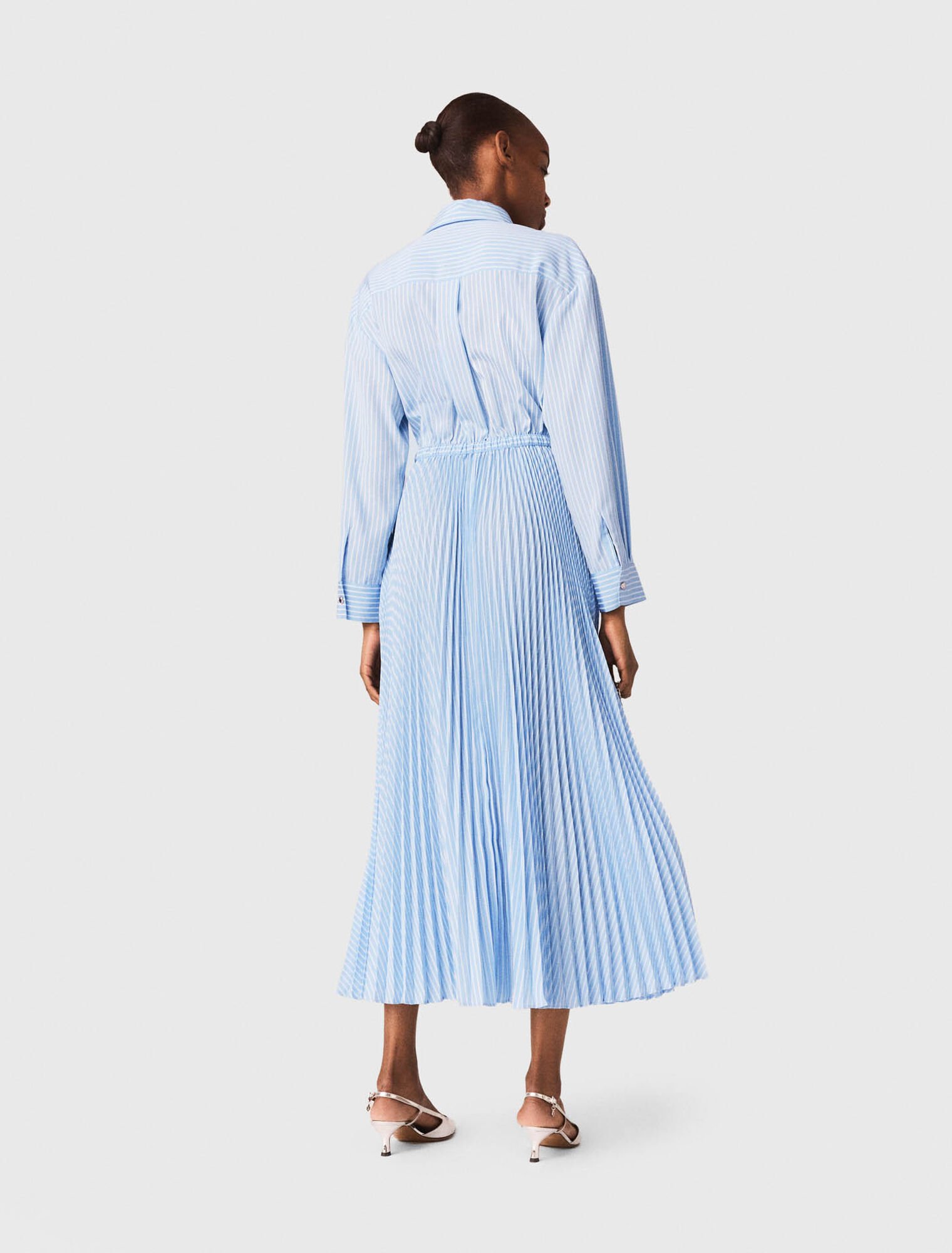 Robe longue pliss&eacute;e &agrave; &oelig;illets
