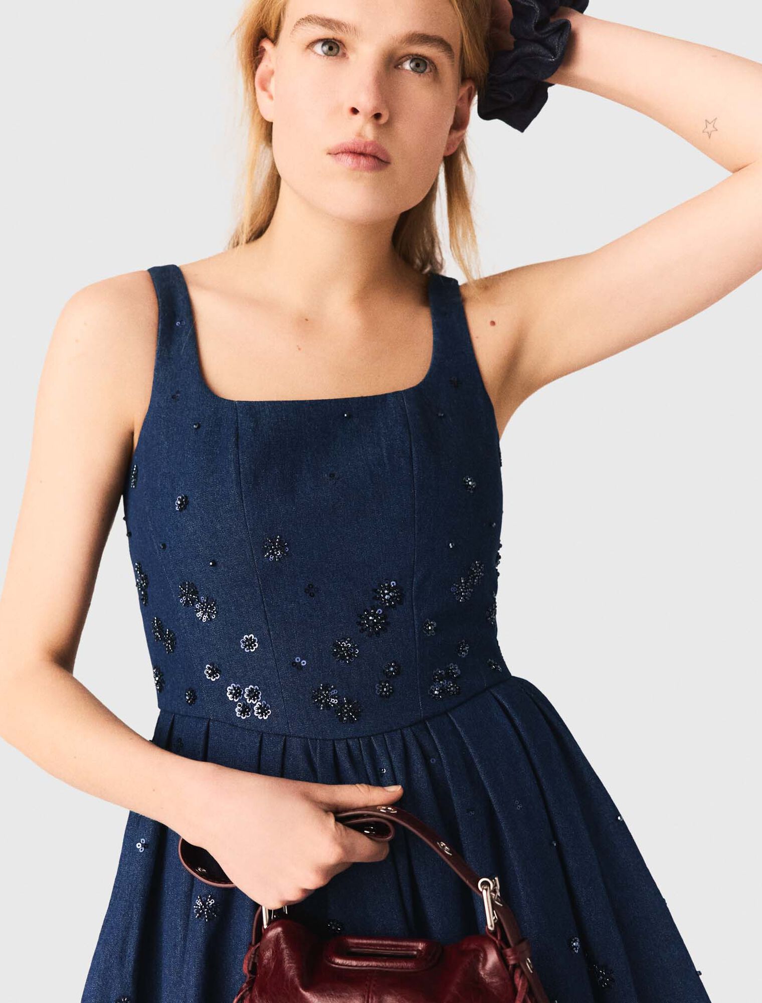 Robe &eacute;vas&eacute;e en denim brod&eacute;