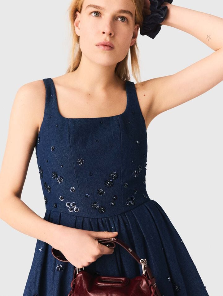 Robe &eacute;vas&eacute;e en denim brod&eacute;