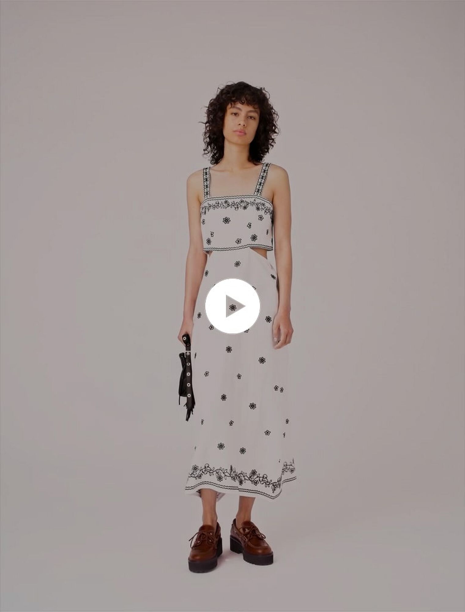 Robe longue brodée avec cut-out