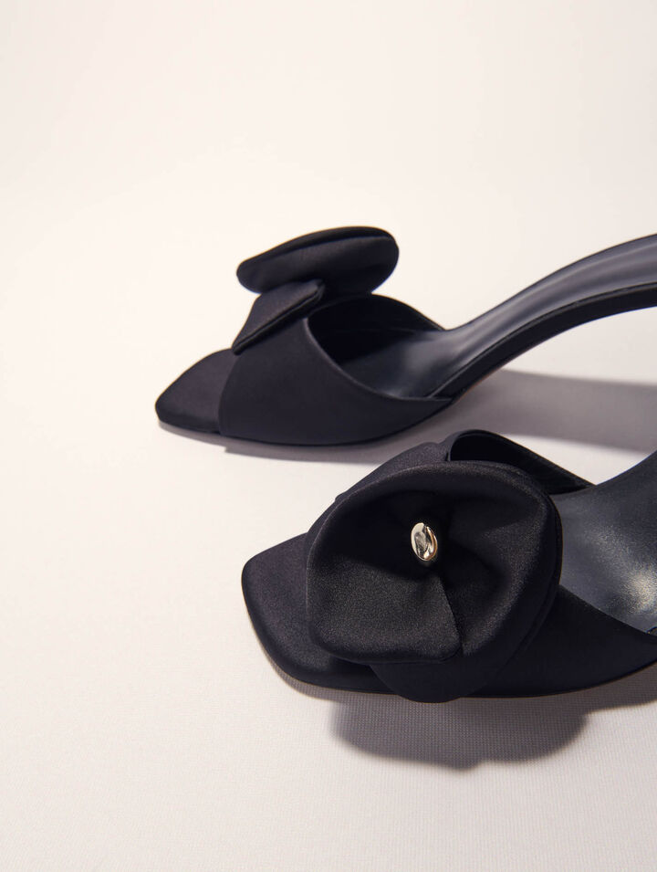 Mule en textile avec fleur satinée