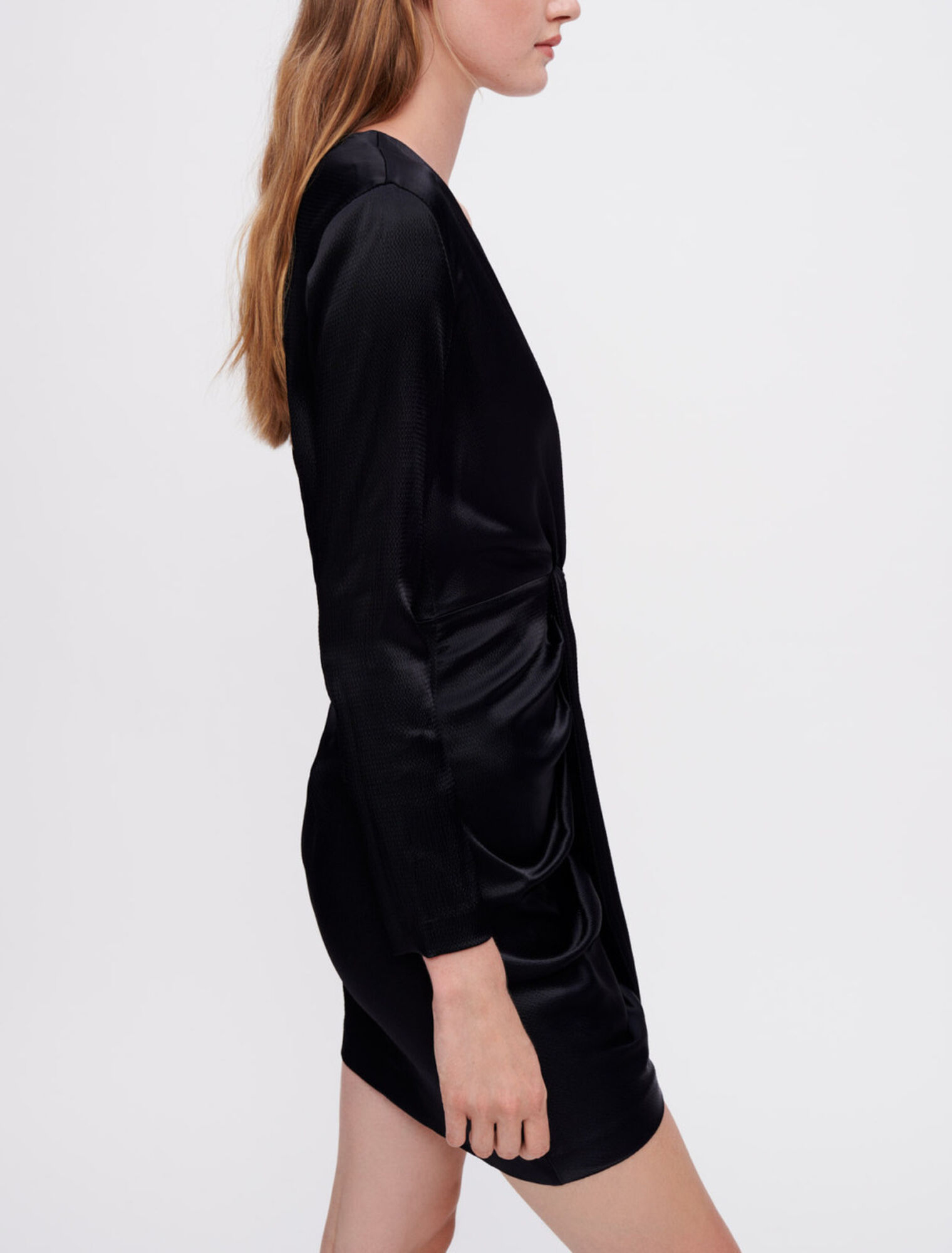 Robe en satin nouée à l'avant