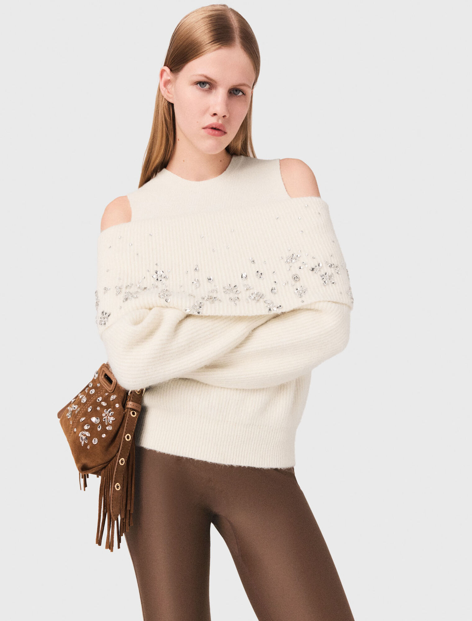Pull épaules dénudées avec bijoux