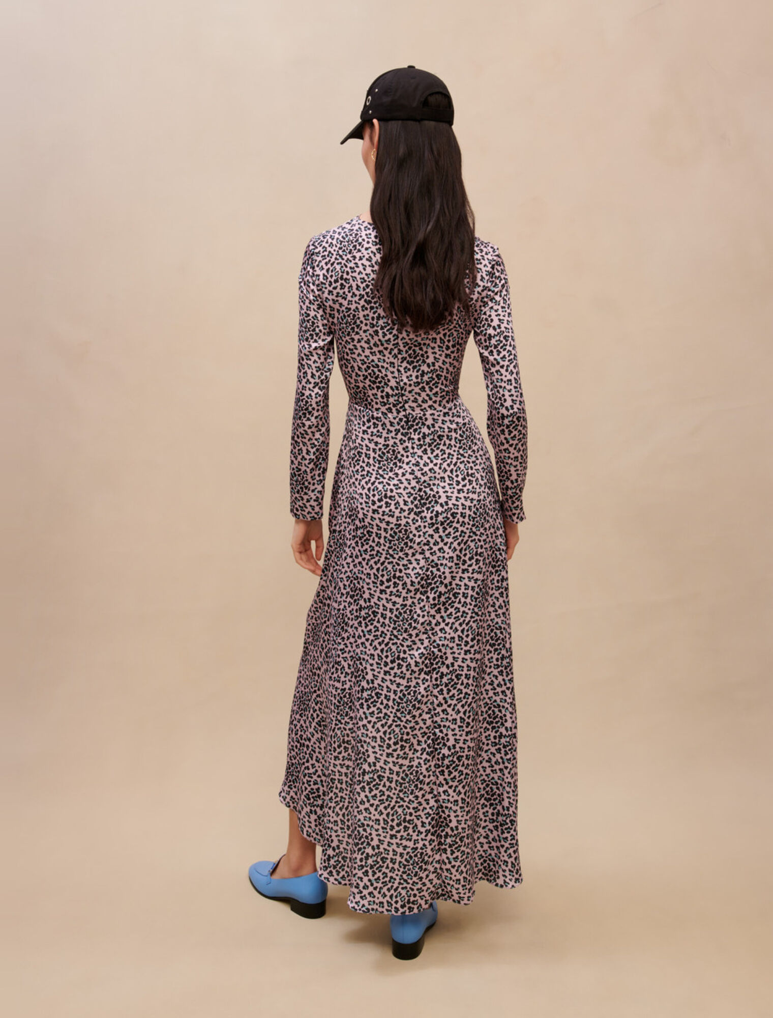 Robe longue satinée et ajourée