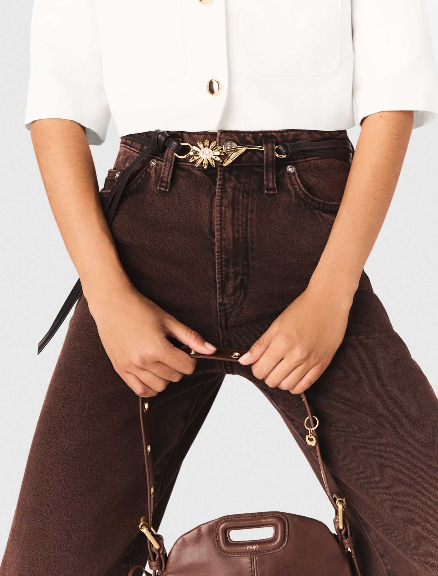 Ceinture en cuir et bijou fleur