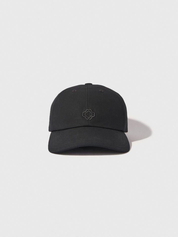 Casquette en coton et boucle dorée