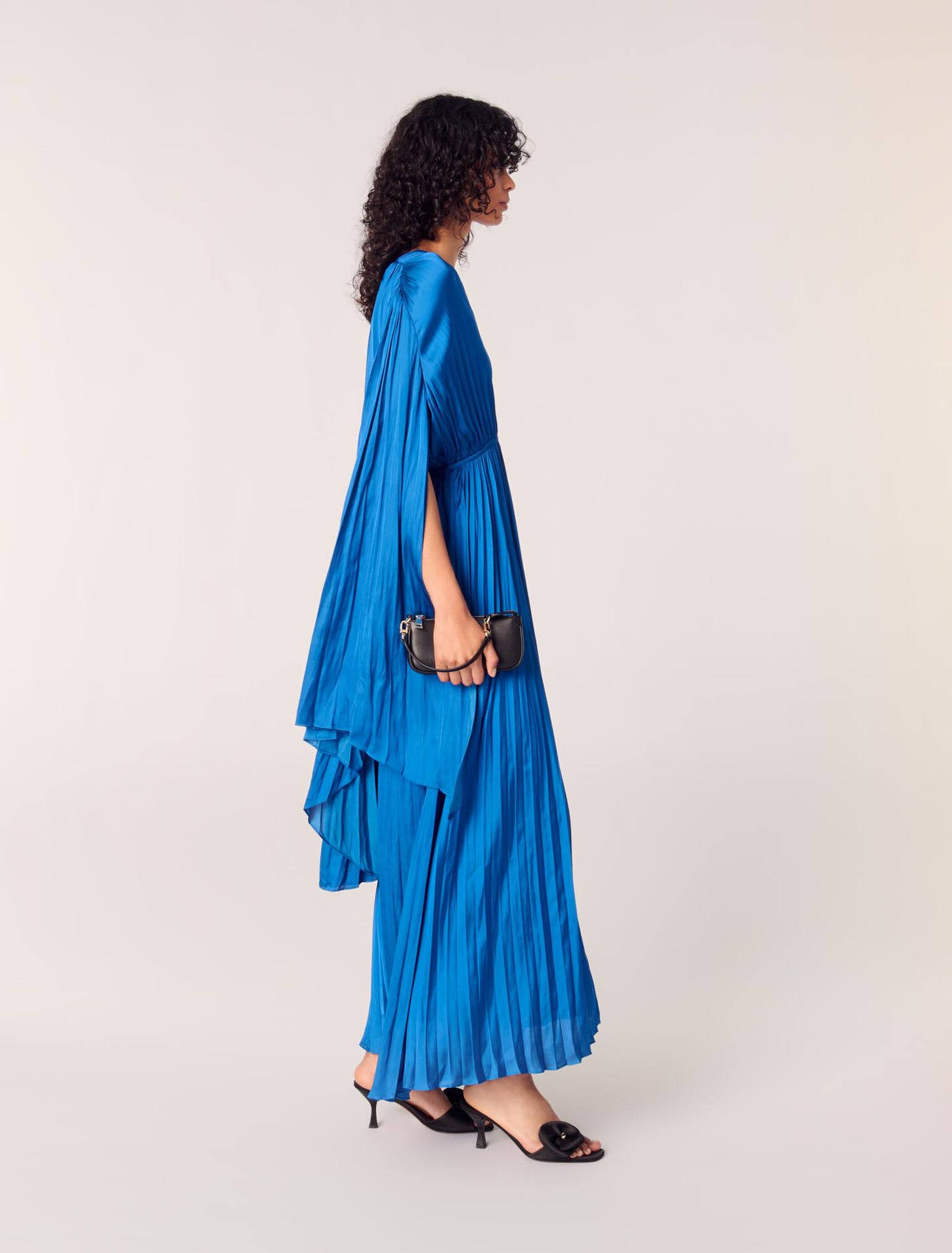 Robe longue à cape satinée plissée