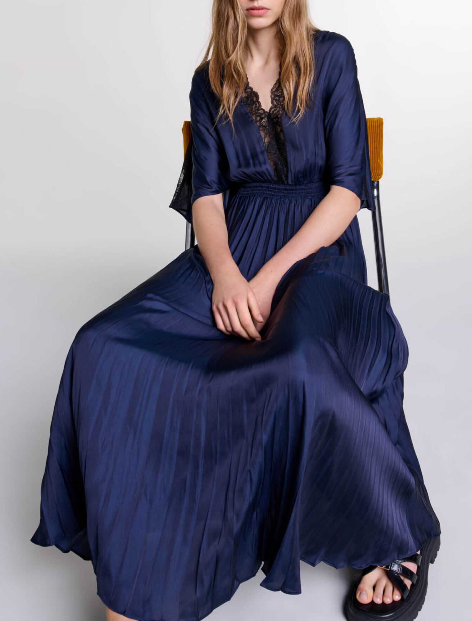 Robe longue pliss&eacute;e avec dentelle