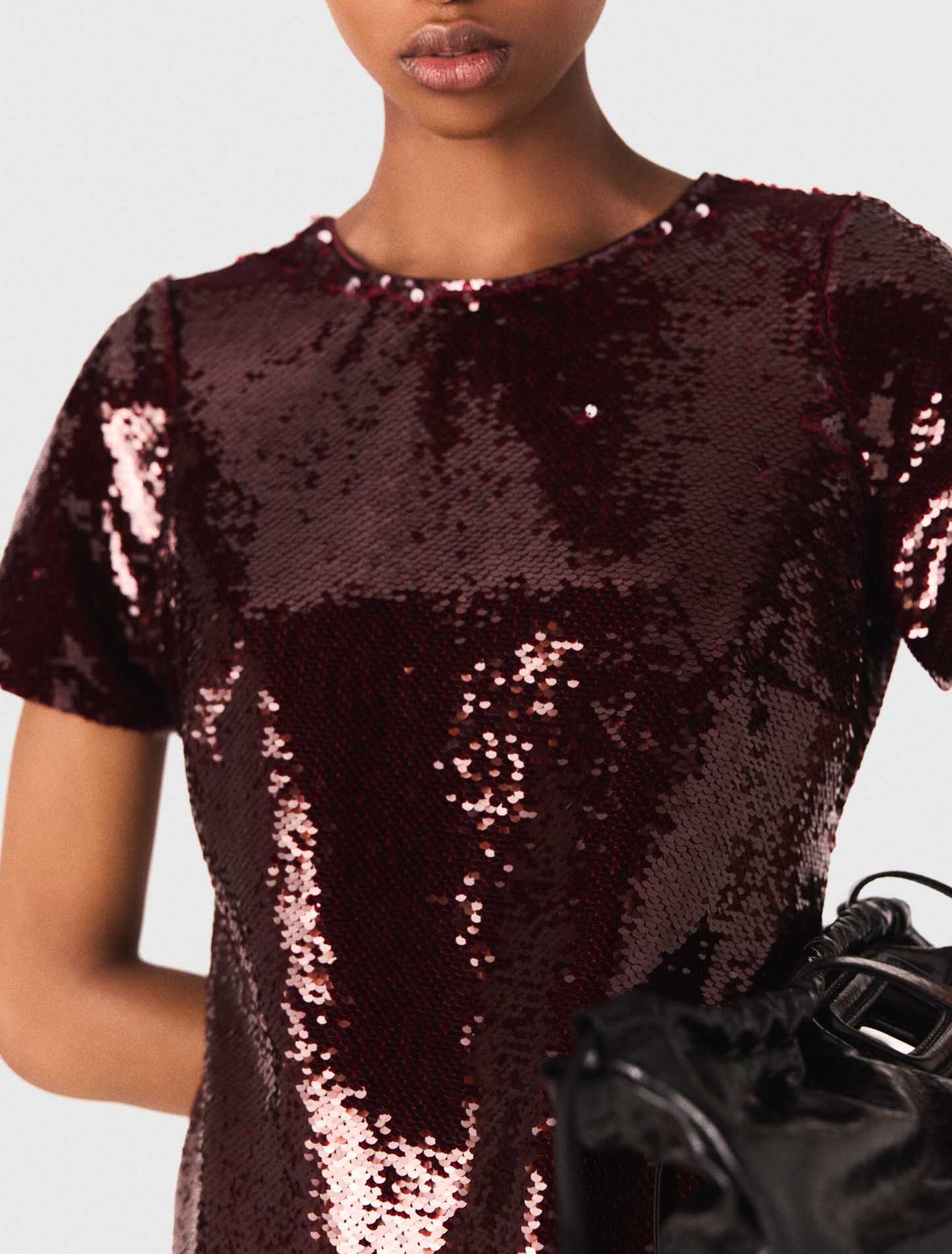 Robe courte brodée de sequins