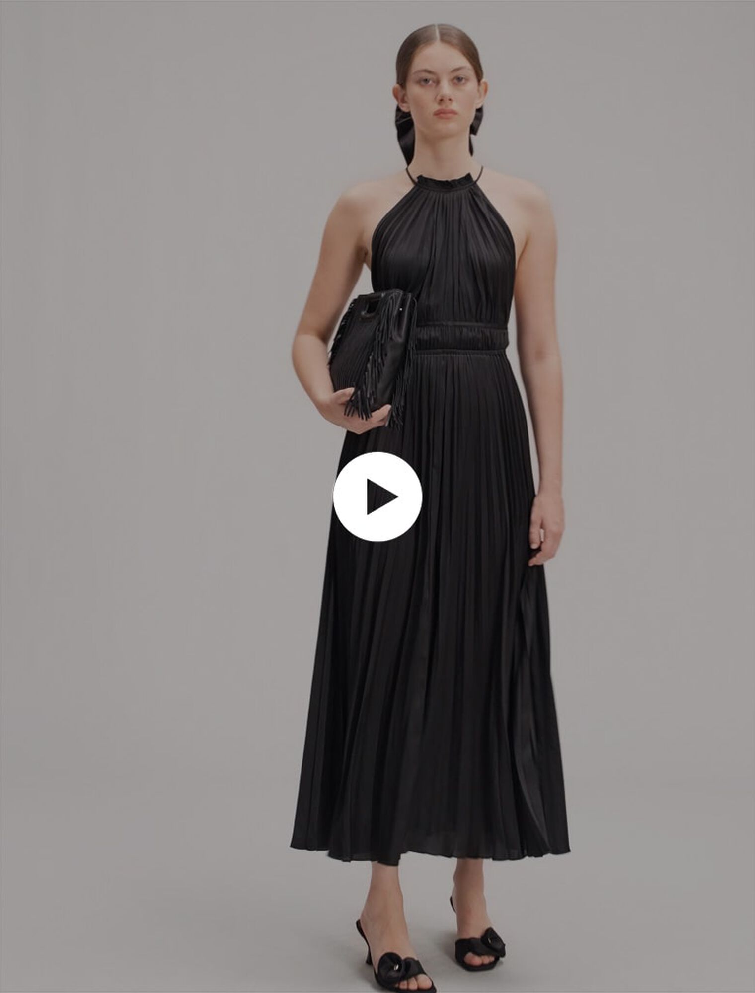 Robe longue satinée plissée