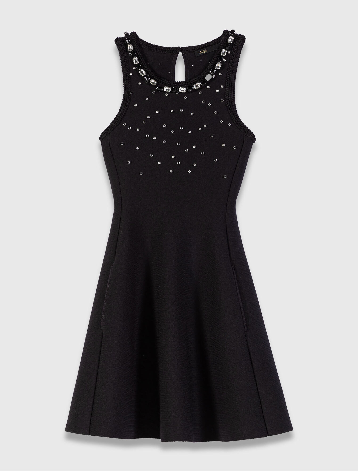 Robe patineuse et détails bijoux