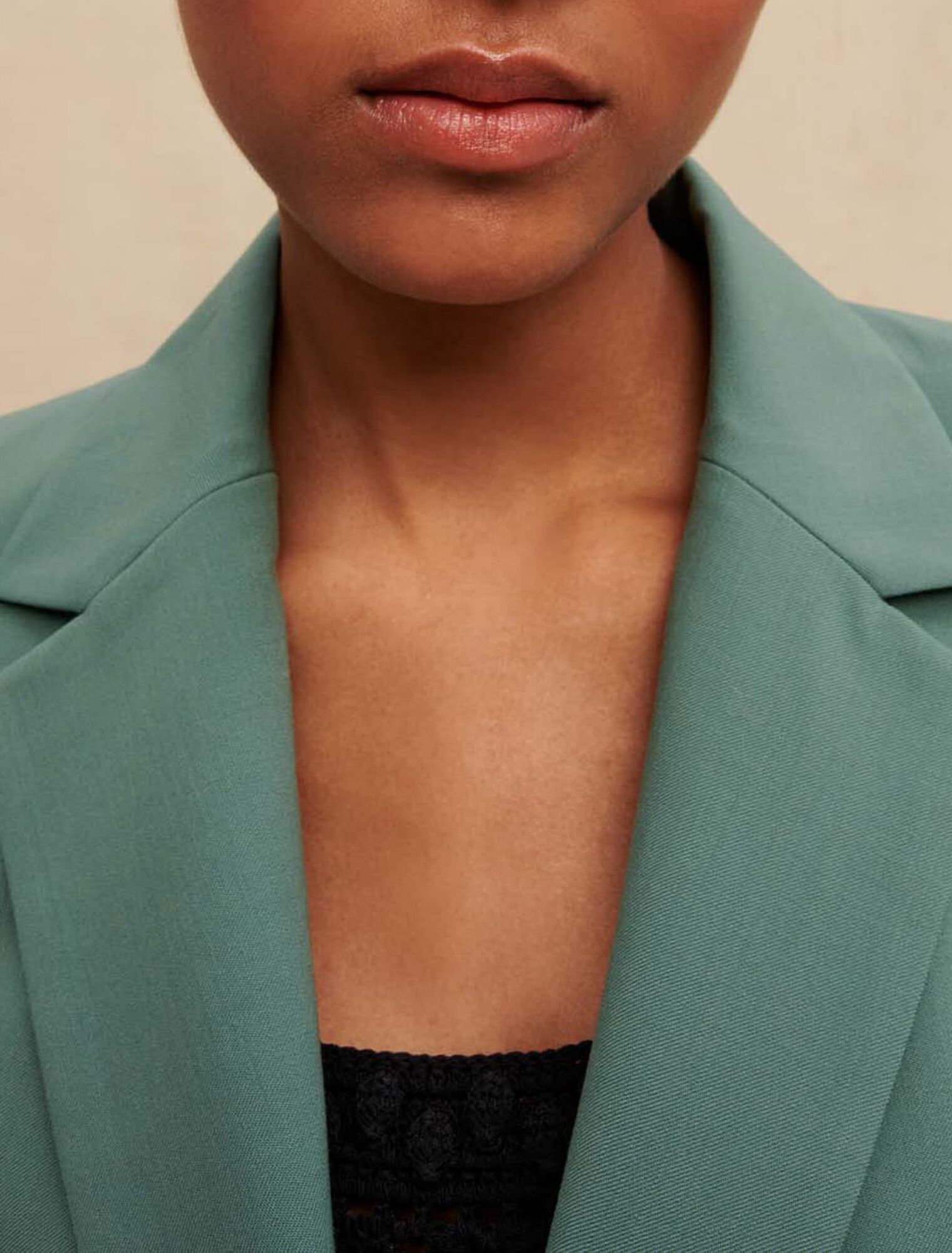 Veste tailleur à ceinture chaîne
