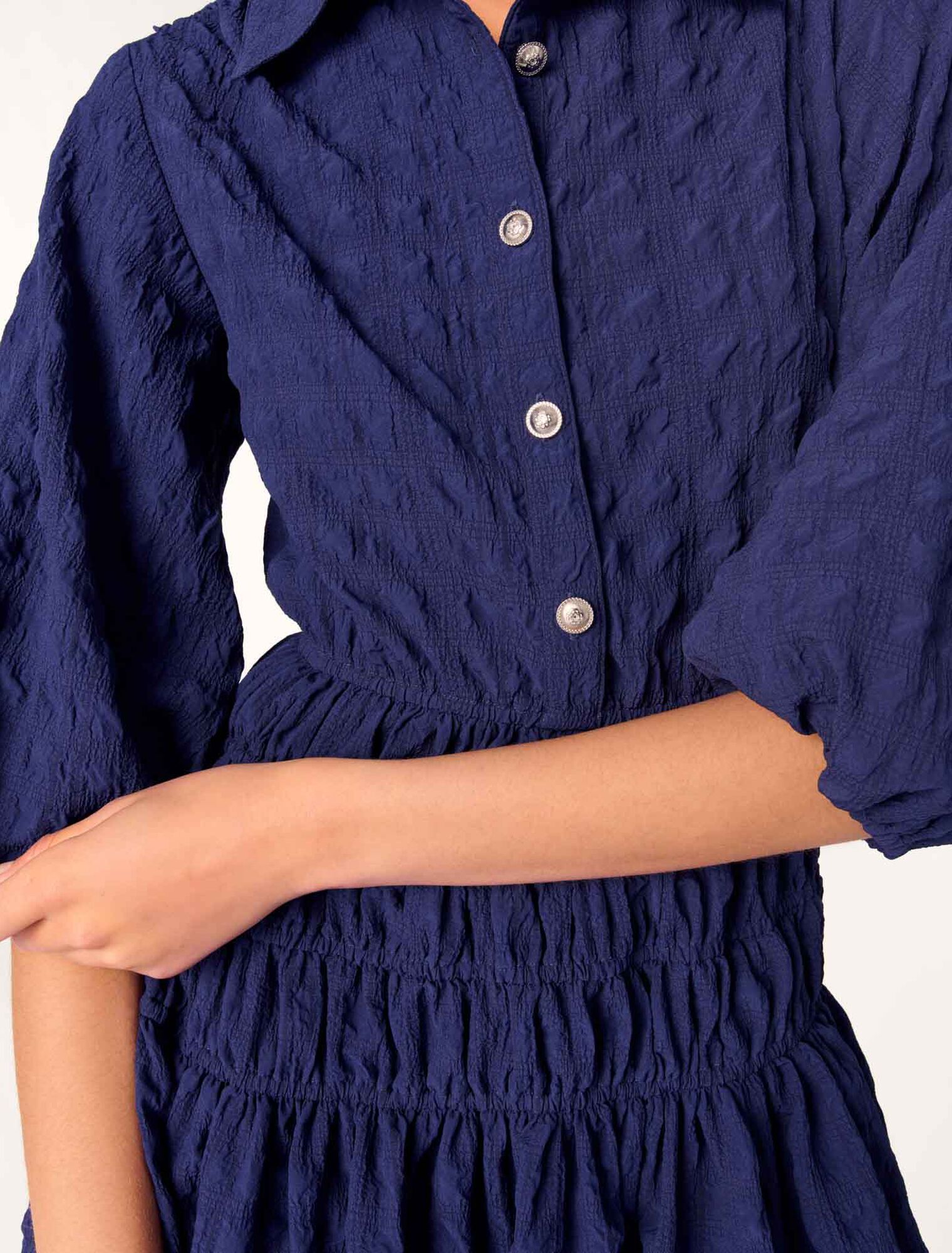 Robe courte plissée satinée 