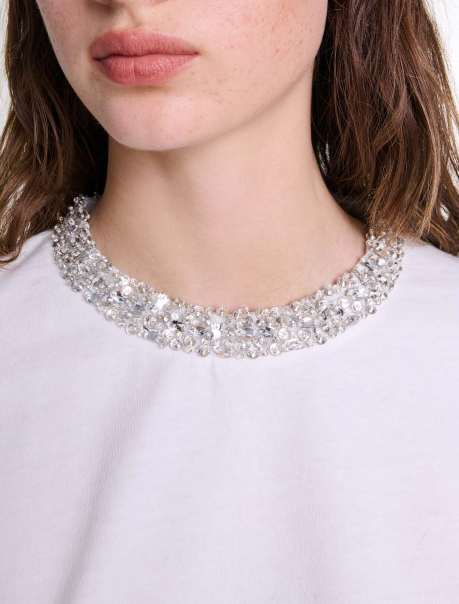 Tee-shirt &agrave; col bijoux