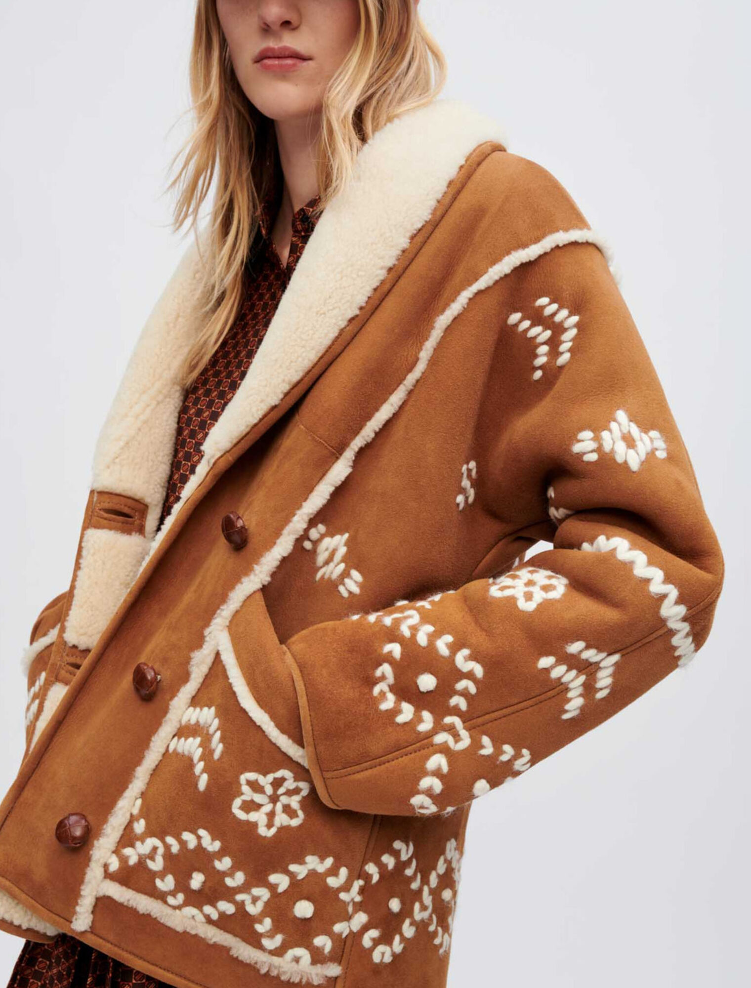 Manteau en peu lainée entièrement brodé