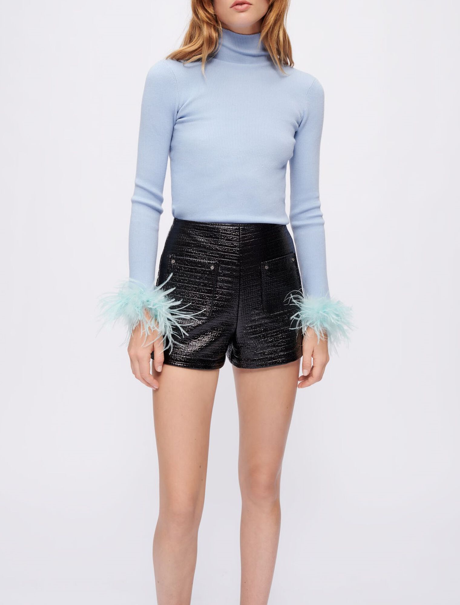 Pull à col roulé et plumes aux poignets