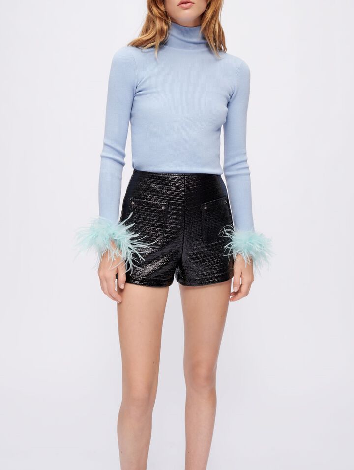 Pull à col roulé et plumes aux poignets