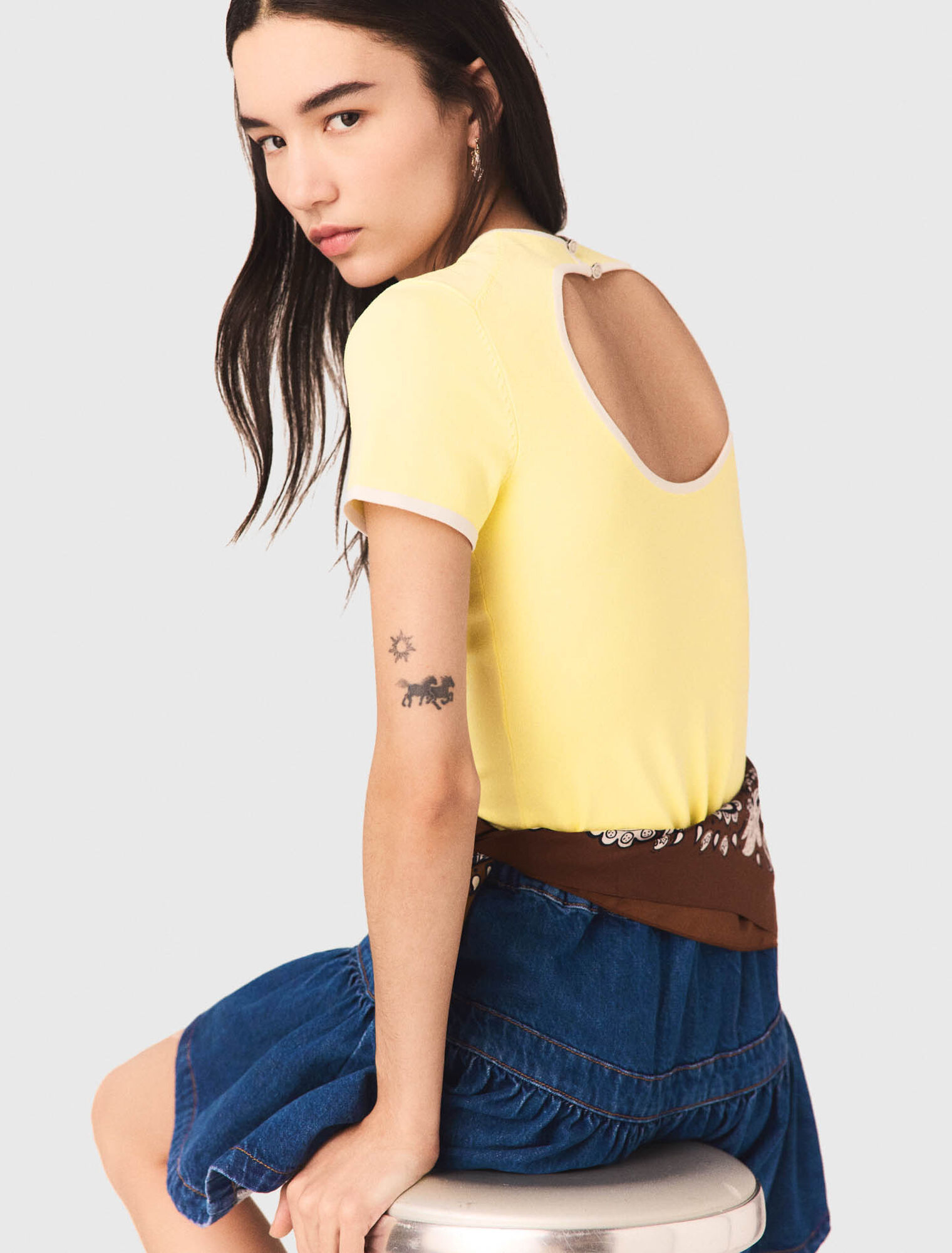 Pull avec d&eacute;coupe ronde sur le dos