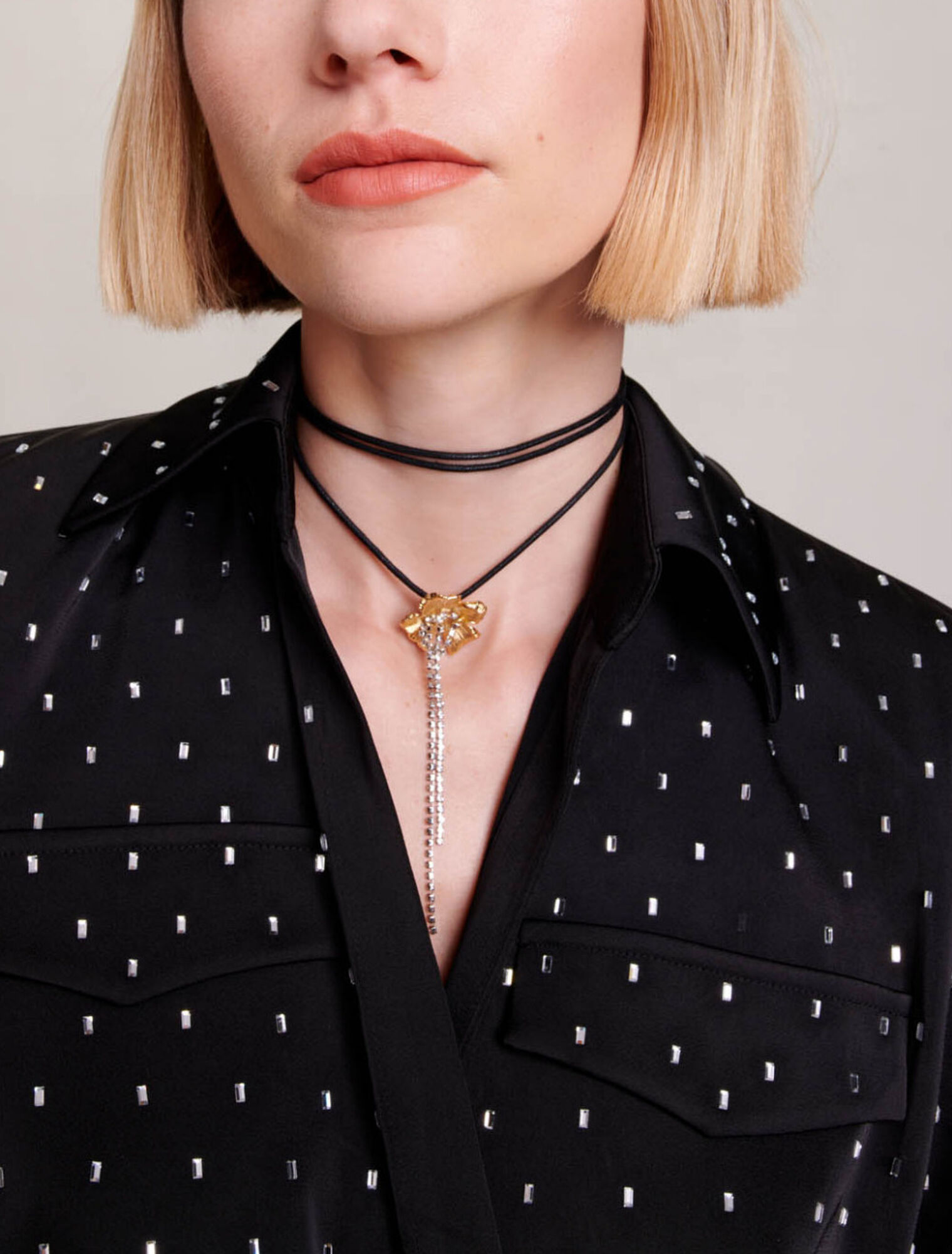 Robe courte satinée à strass