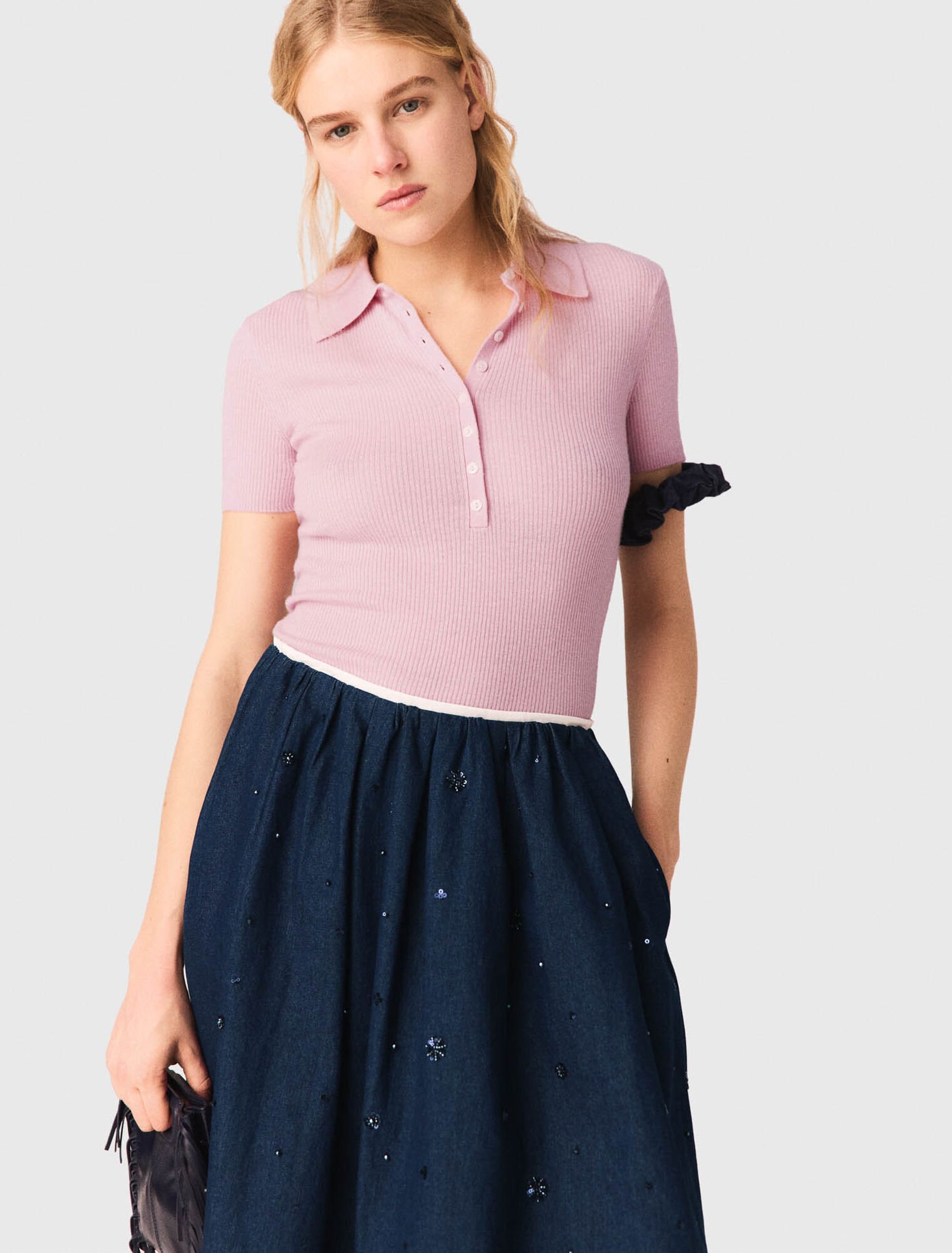 Jupe mi-longue en denim brod&eacute;