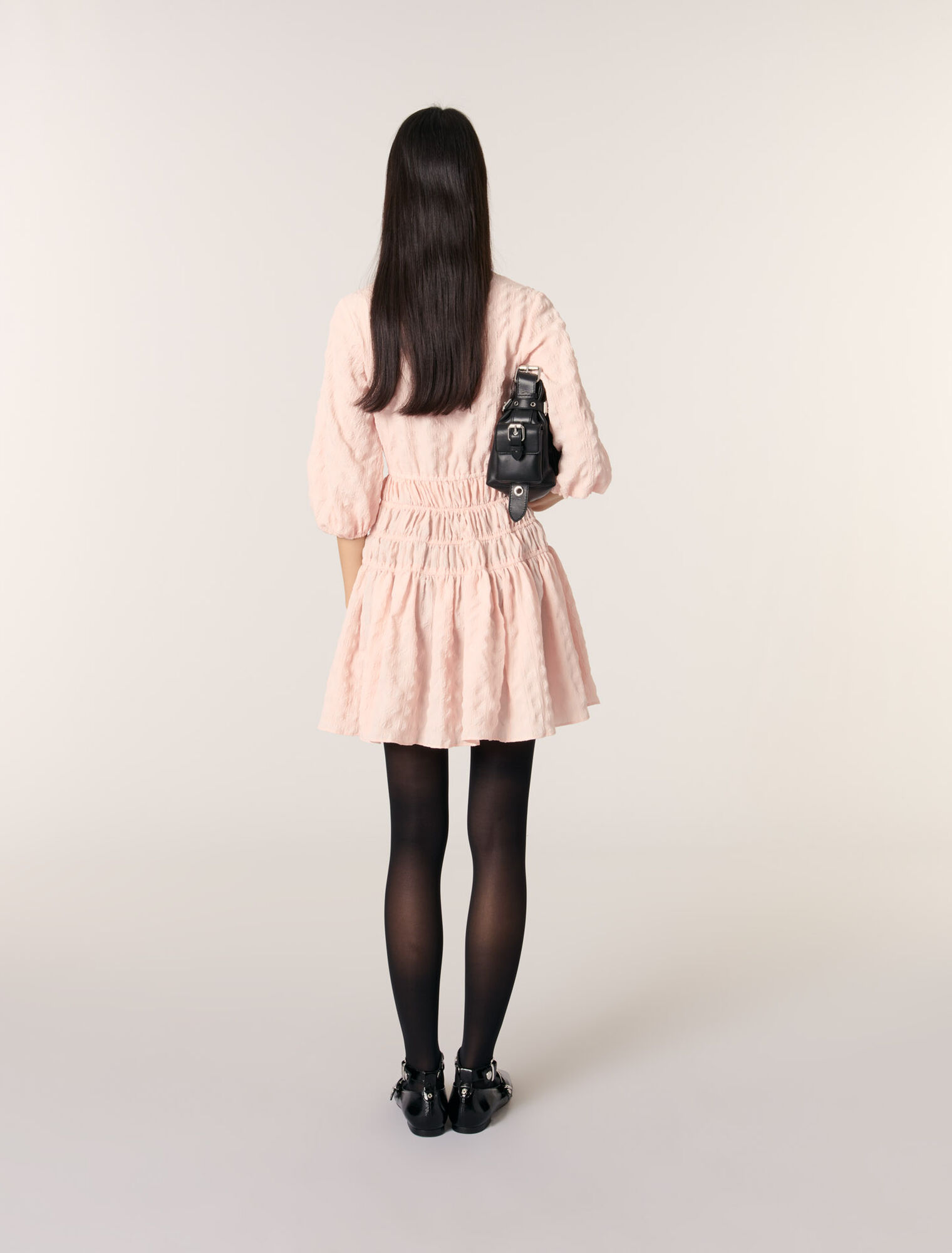 Robe courte plissée satinée 