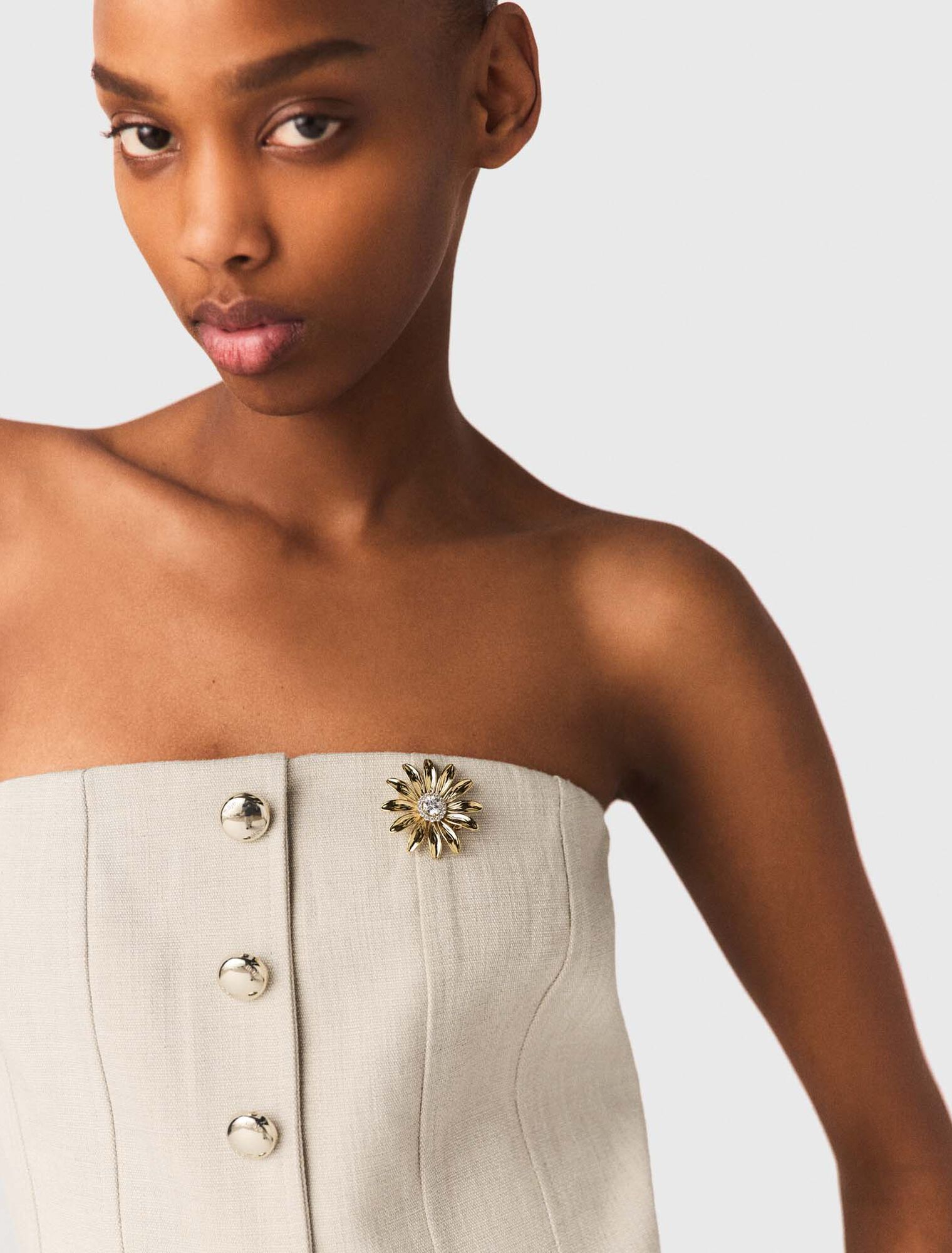 Broche fleurs dor&eacute;e &agrave; strass