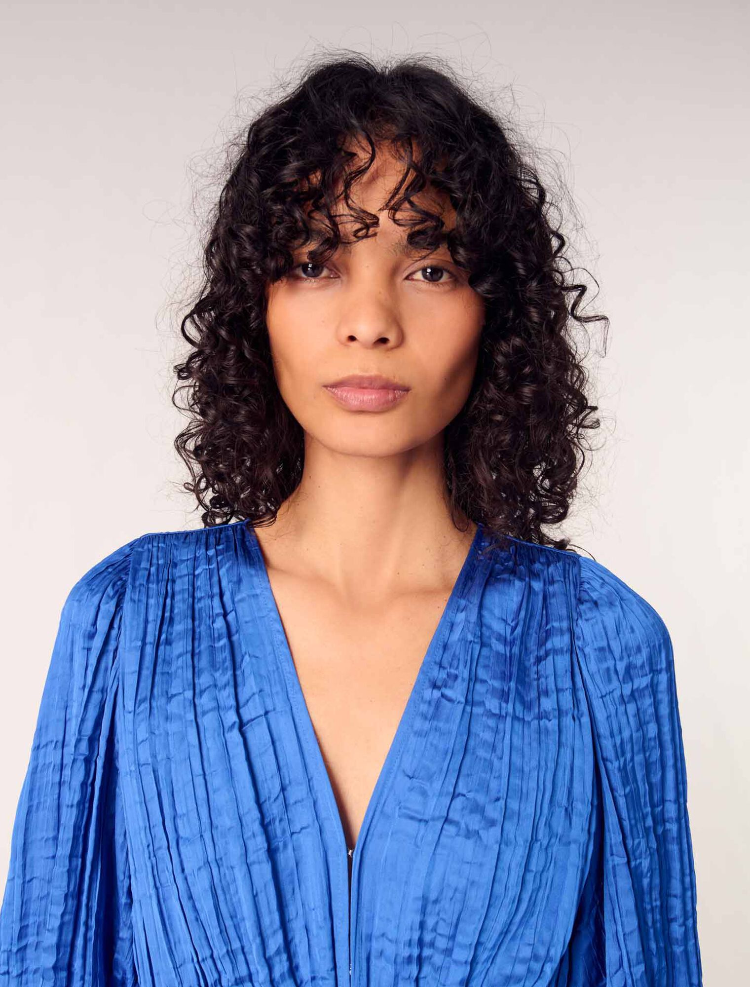Robe longue satinée plissée