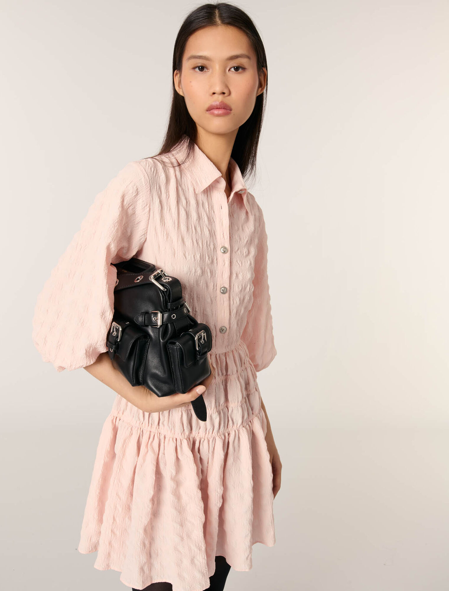 Robe courte plissée satinée 
