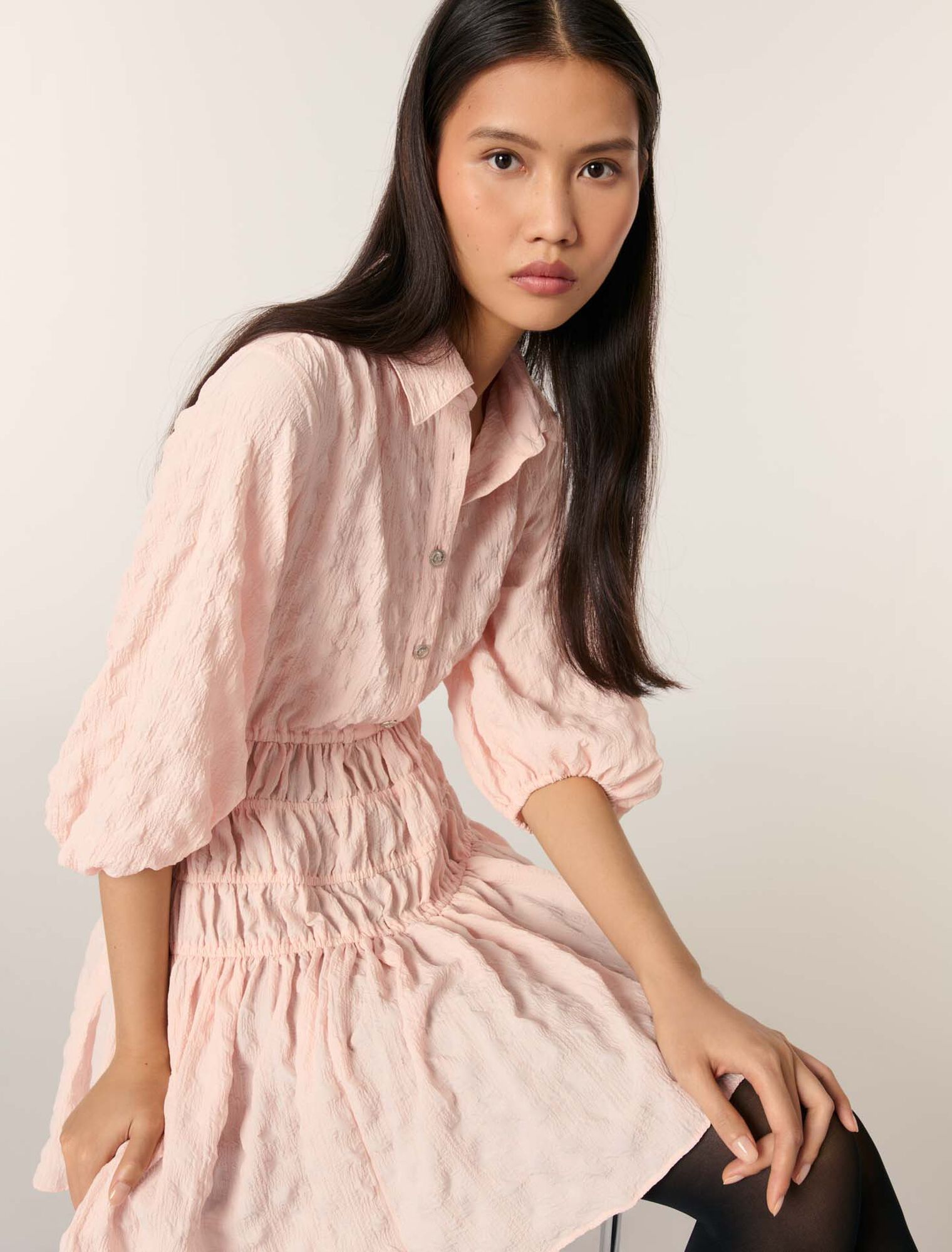 Robe courte plissée satinée 
