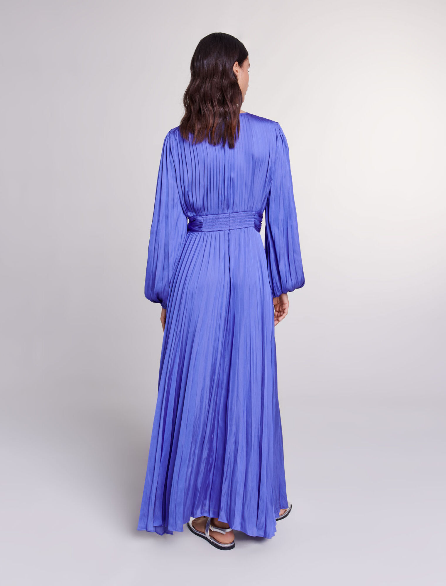 Robe longue satinée drapée