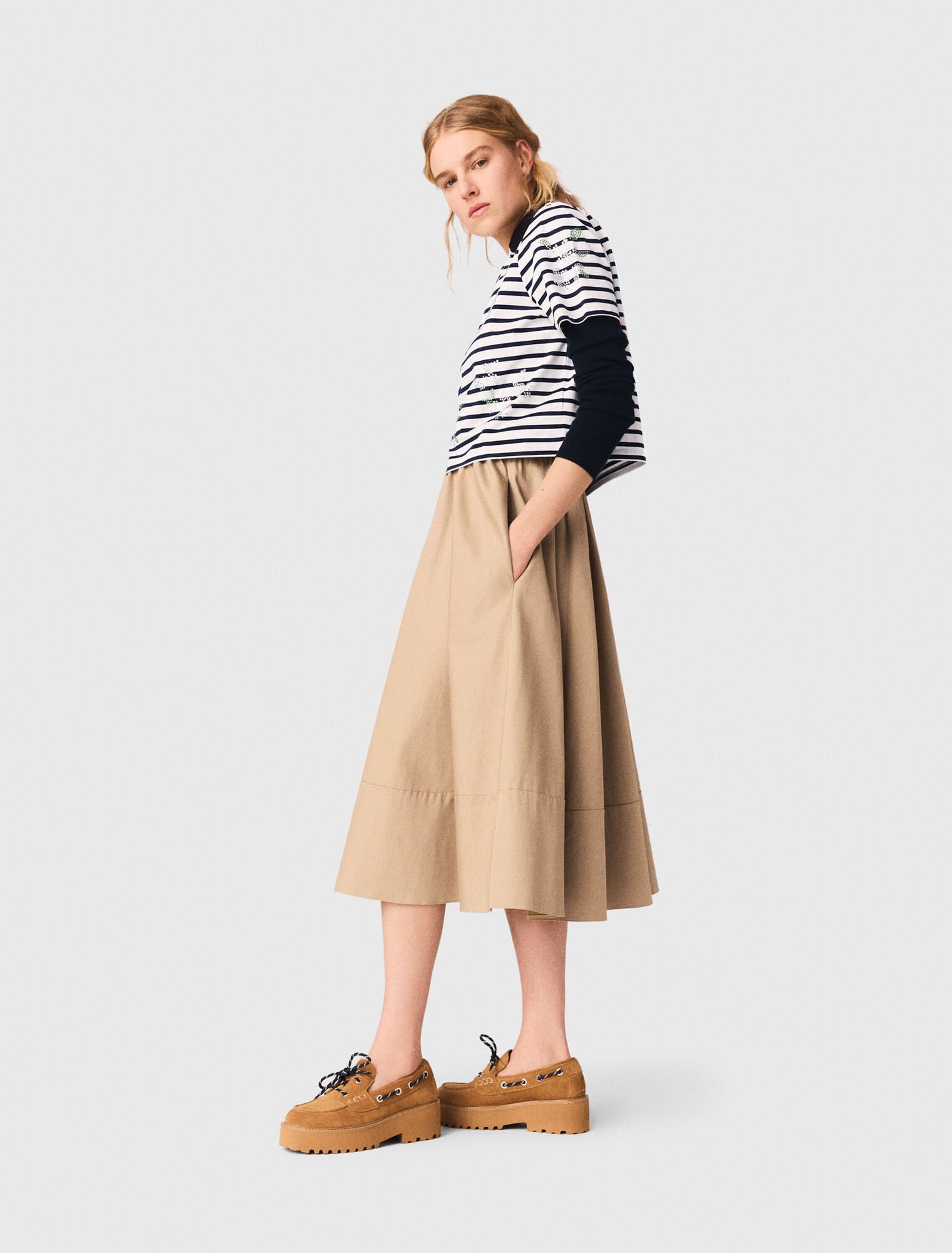 Tee shirt ray&eacute; &agrave; fleurs strass&eacute;es