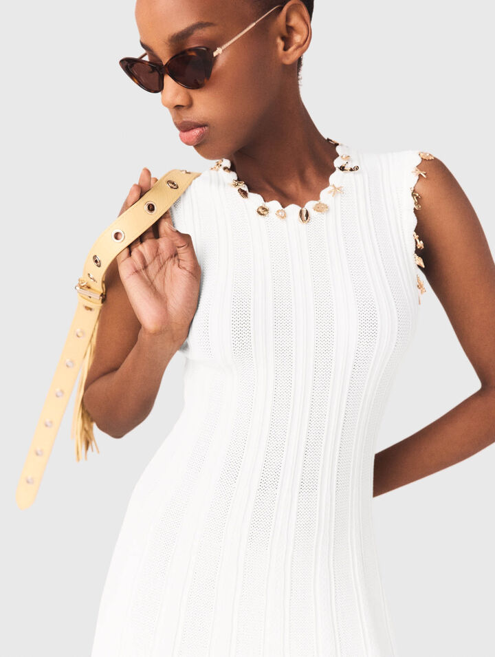 Robe en maille avec bijoux dor&eacute;s