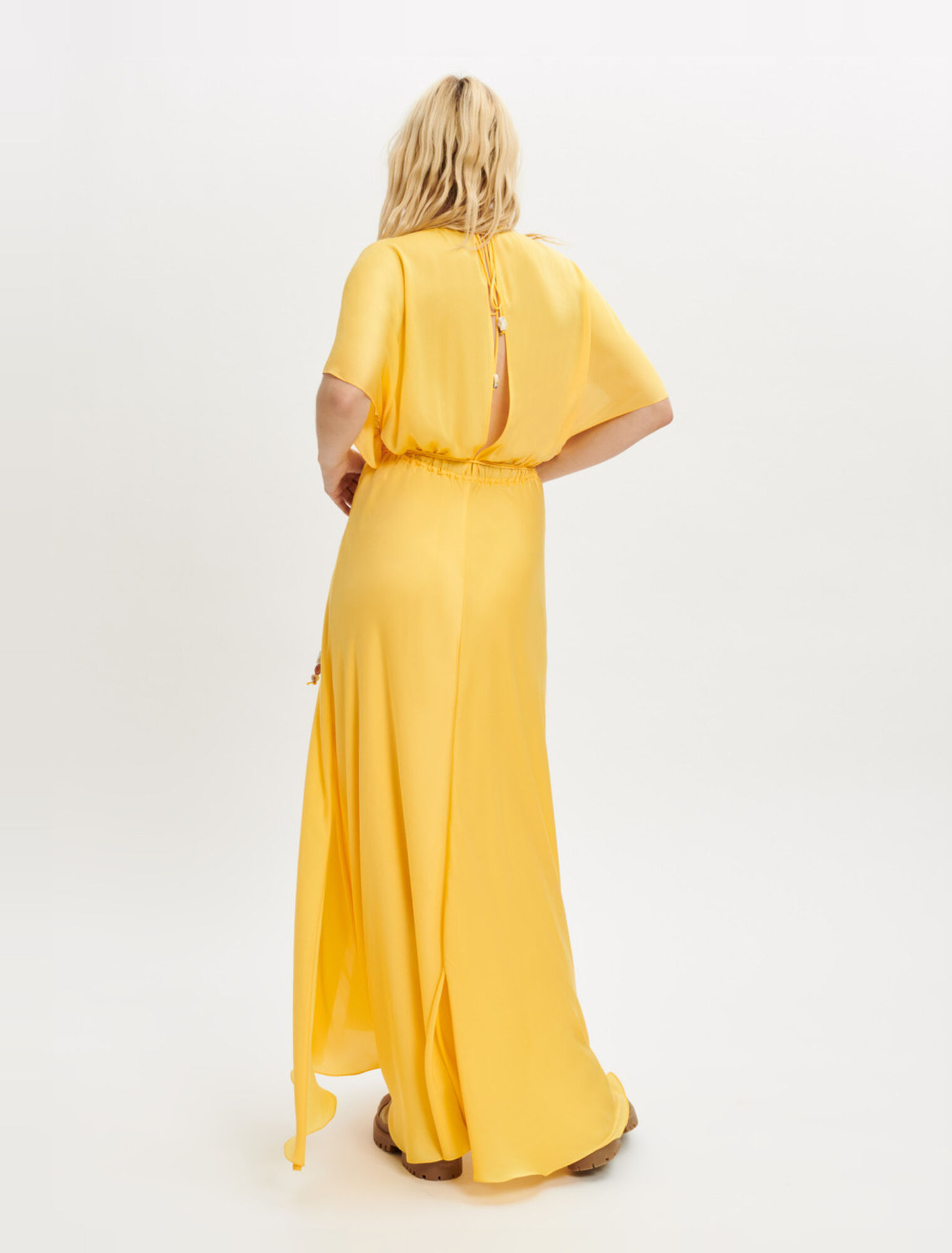 Robe foulard en satin et bijoux perles